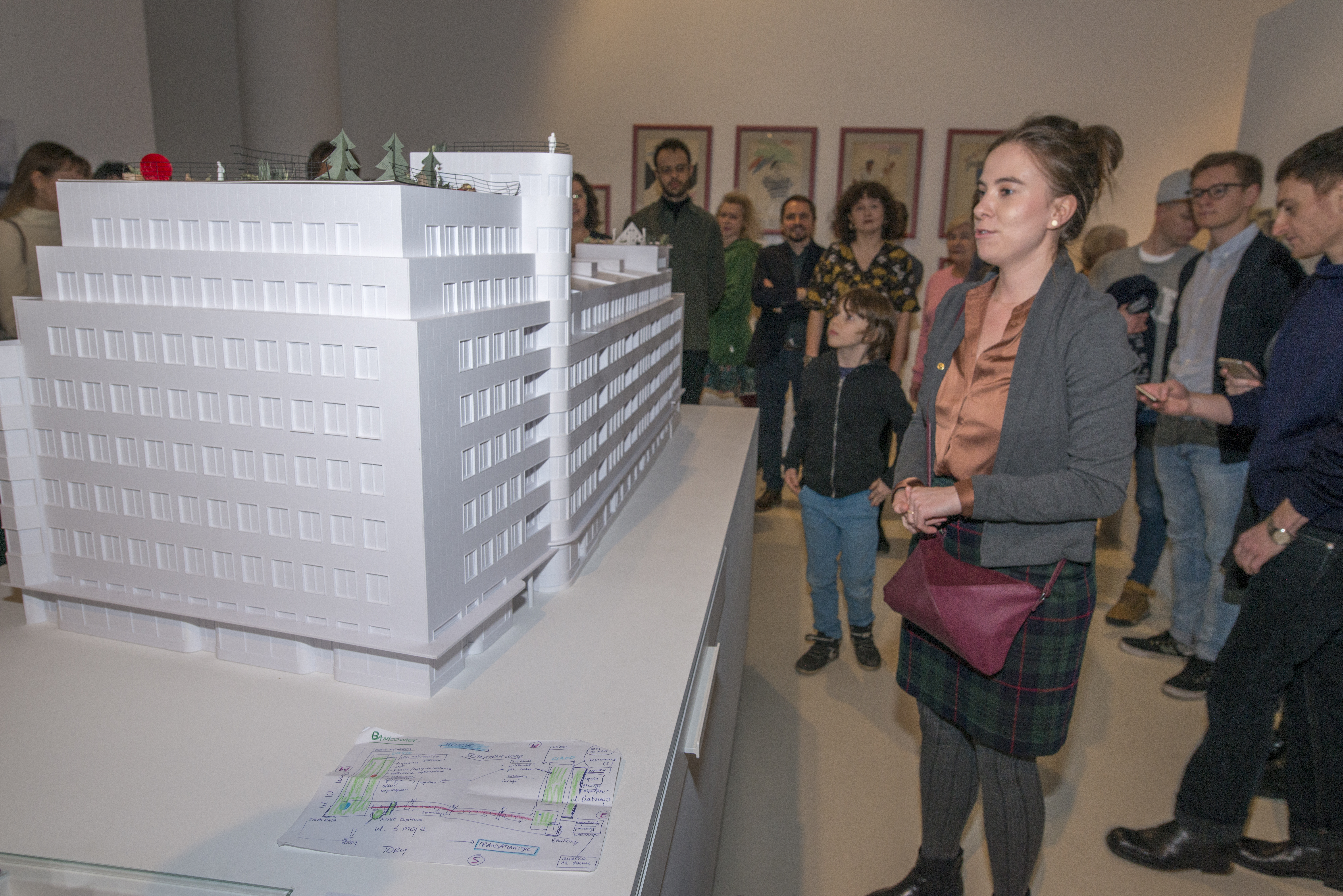 Uczestnicy Laboratorium miejskiego na wystawie "Gdynia - Tel Awiw" zmieniają makiety na ekspozycji