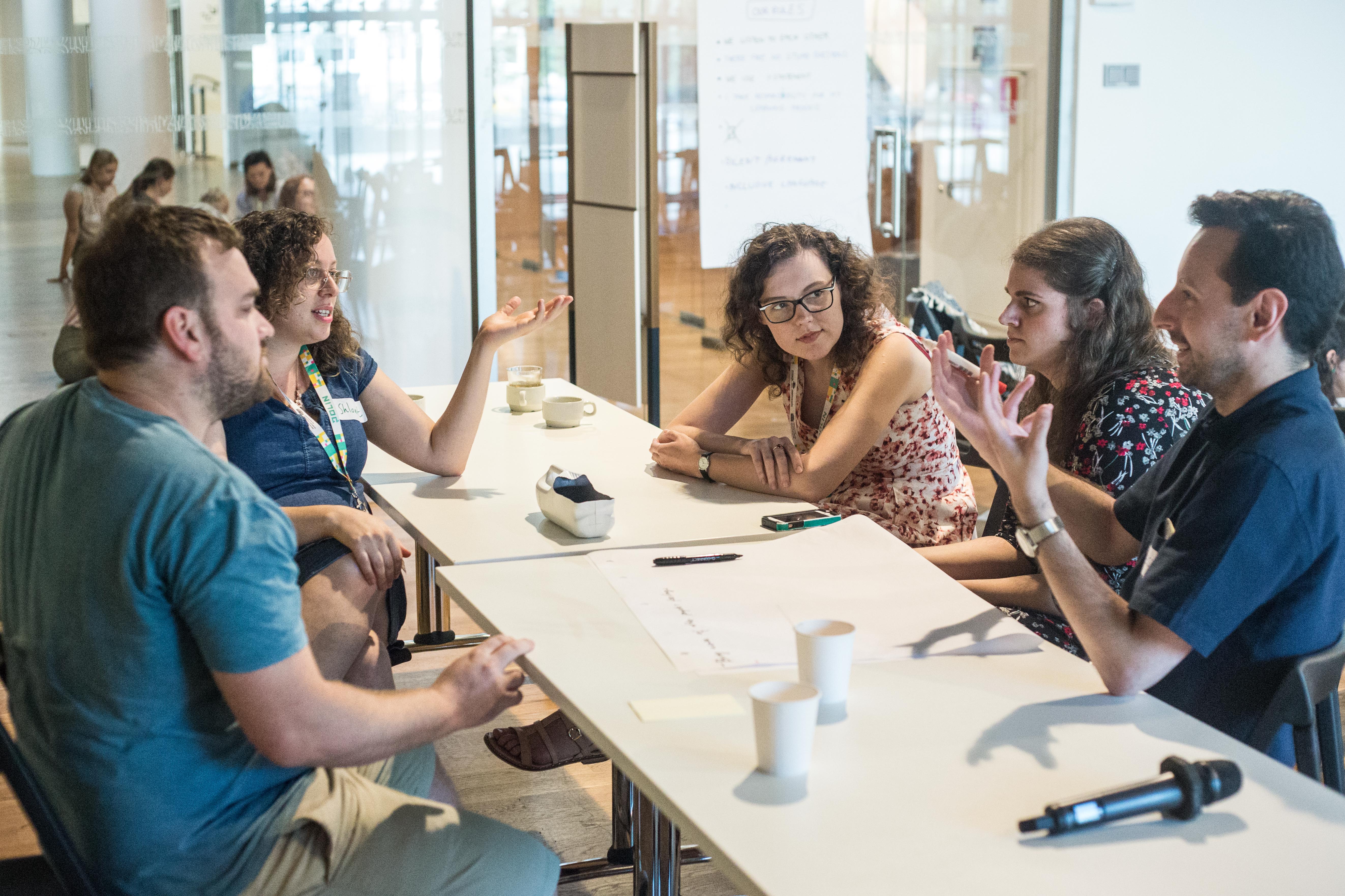 Uczestnicy i uczestniczki POLIN Meeting Point 2019 pracują nad zagadnieniem przy długim białym stole