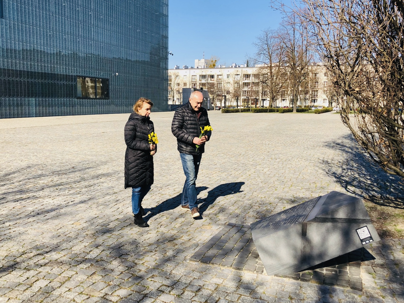 Dyrektor Muzeum POLIN - Zygmunt Stępiński - oraz Zastępczyni Dyrektora ds. Programowych - Jolanta Gumula - składają kwiaty na płycie upamiętniającej powstanie Rady Pomocy Żydom "Żegota"
