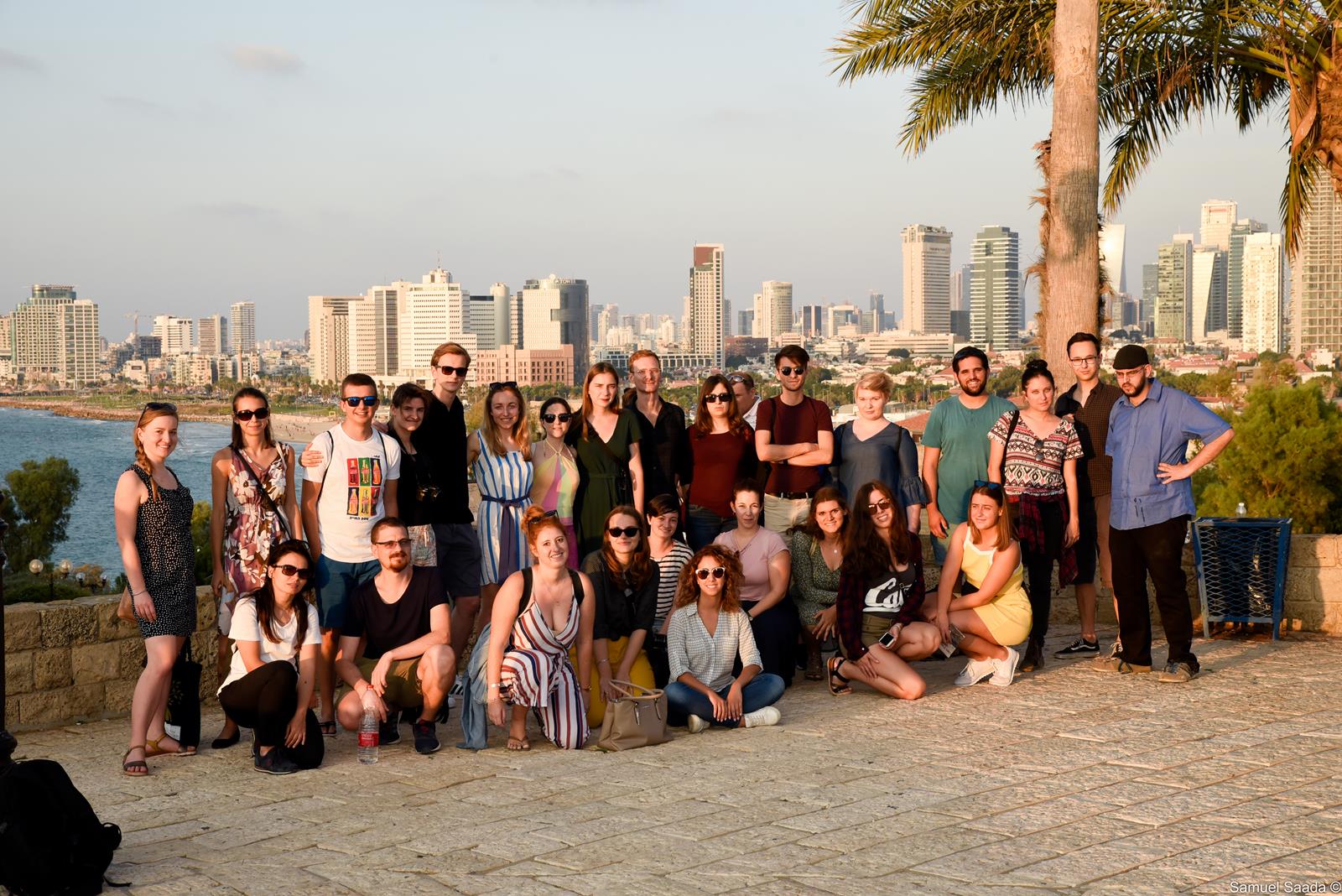 Zdjęcie grupowe uczestników PIYE 2018 w Tel Awiwie - w tle panorama miasta