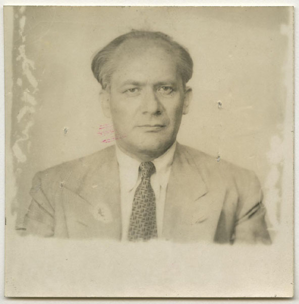 Czarno-białe zdjęcie z popiersiem mężczyzny (Rafał Lemkin).