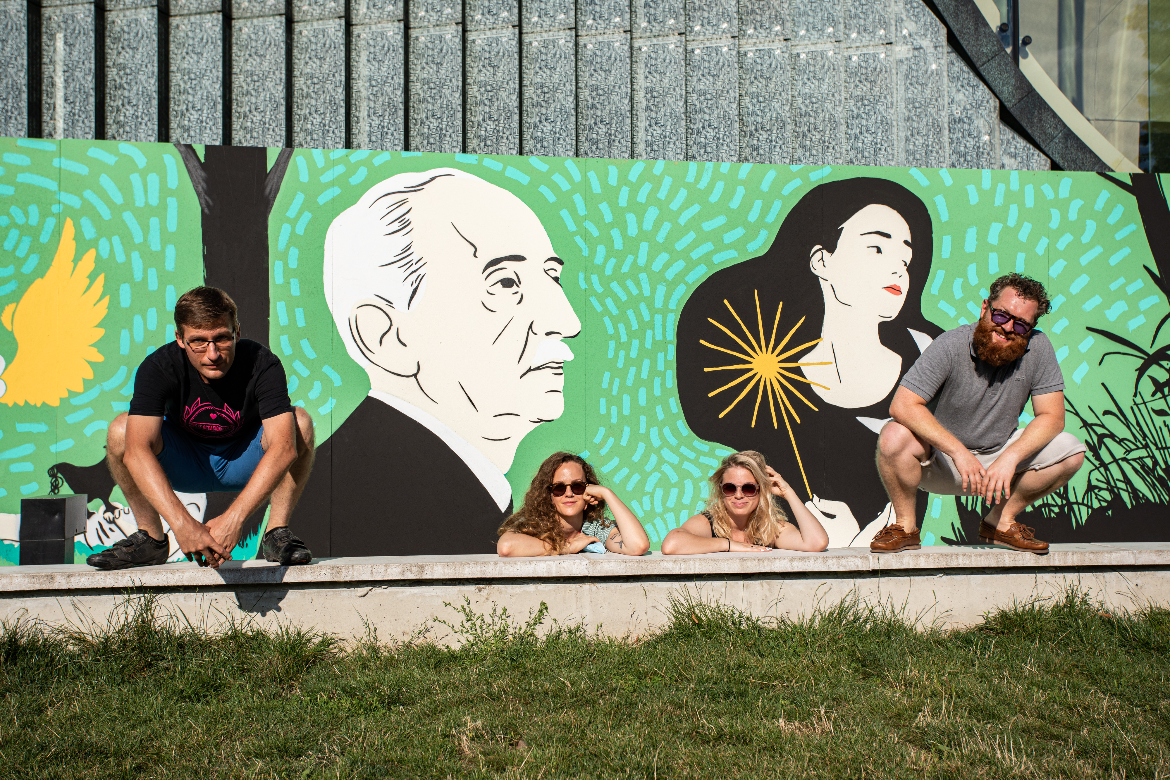 Prowadzący warsztaty oraz koordynatorki projektu na tle muralu na Łące Leśmiana.