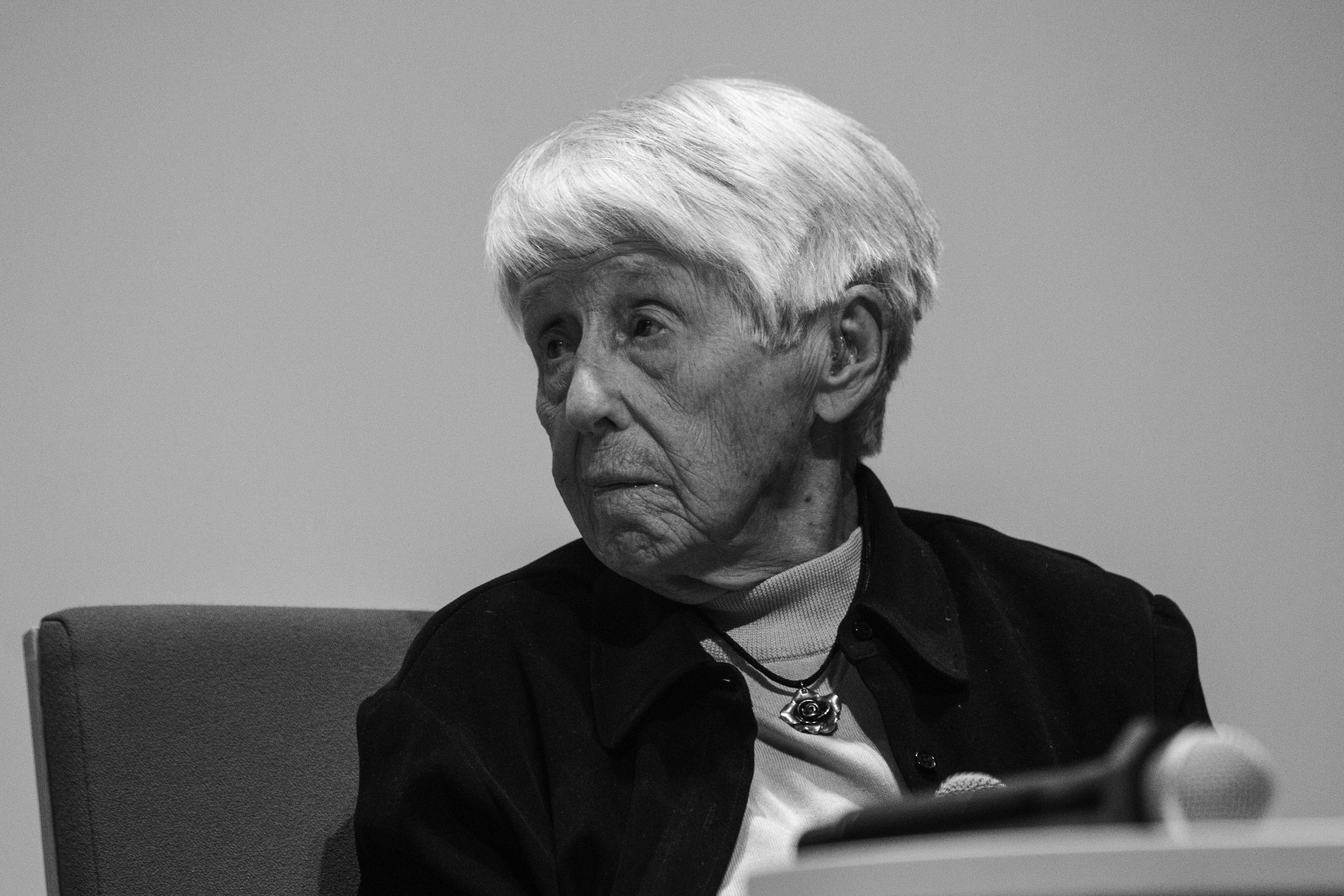 Na zdjęciu kobieta - Maria Piechotka - z którkimi siwymi włosami.