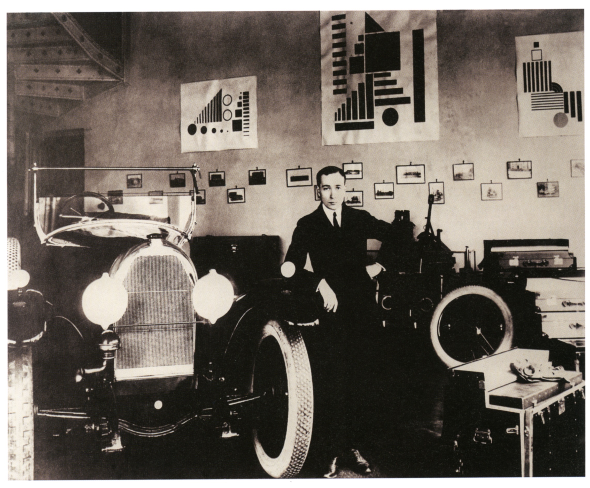 Henryk Berlewi z otwarcia wystawy w salonie automobilowym Austro-Daimler 