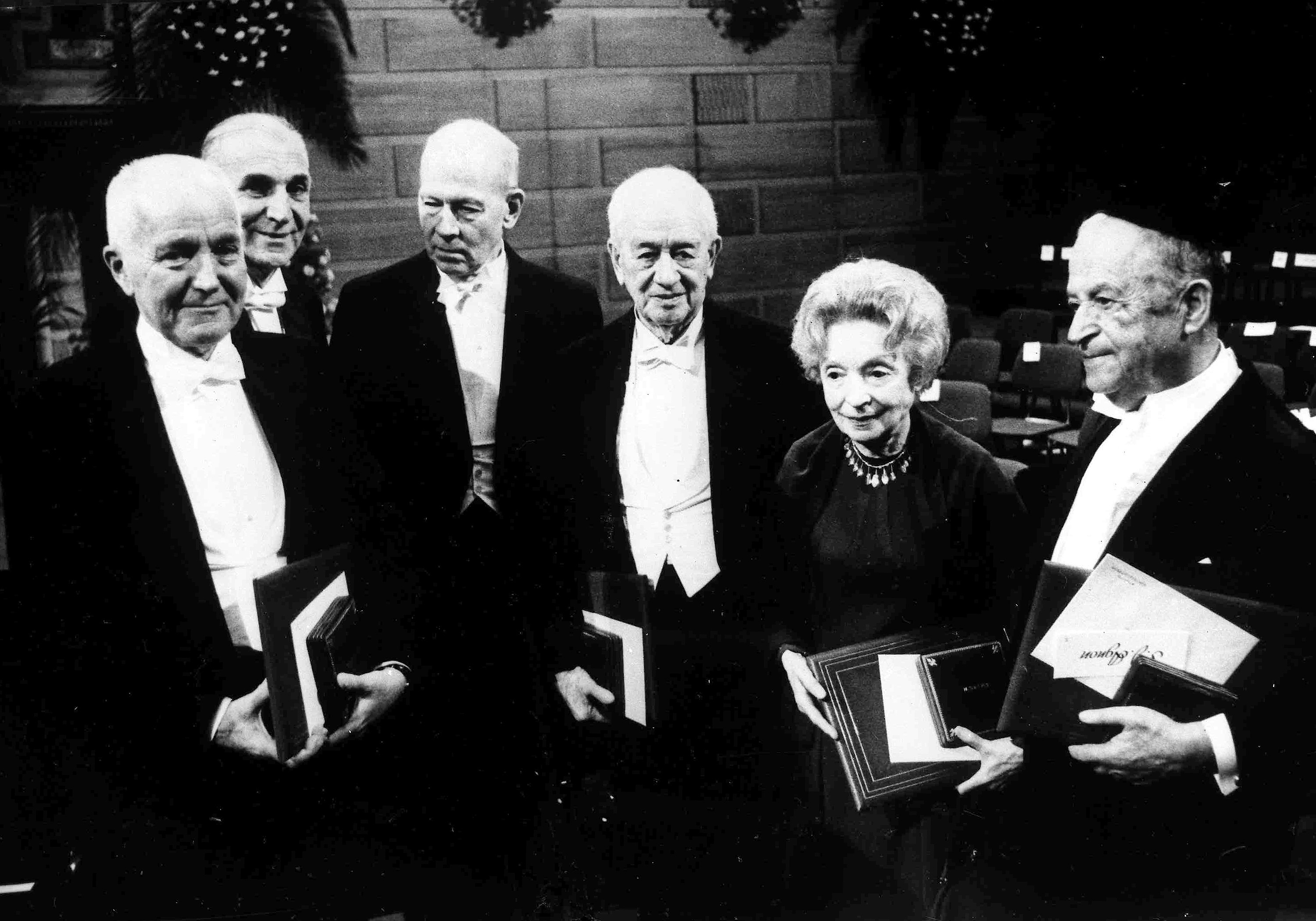 Laureaci Nagrody Nobla po ceremonii, pierwszy z prawej Joseph Agnon (literatura), 10 grudnia 1966, Sztokholm, Szwecja