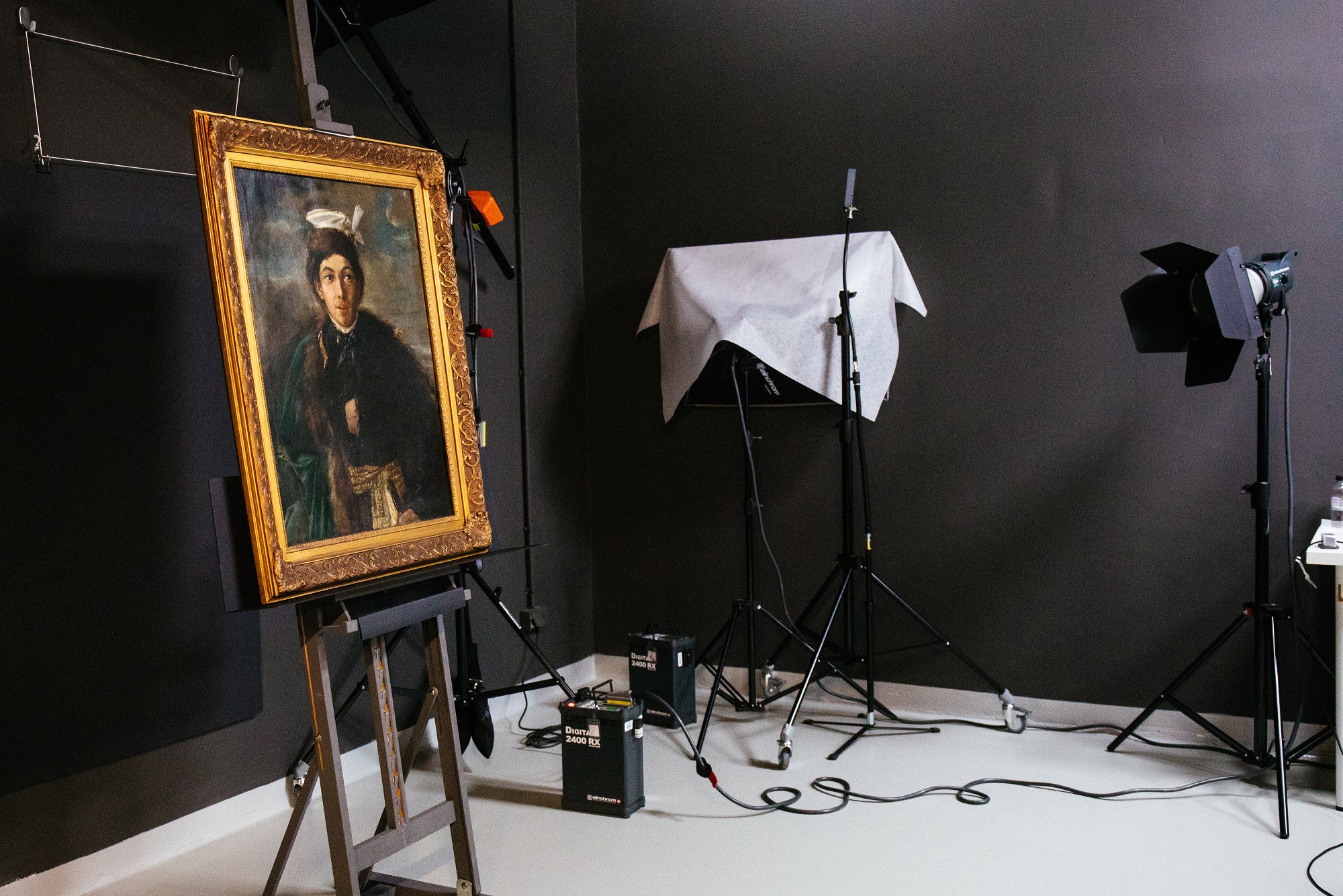 Na obrazie widzimy wnętrze studia fotograficznego wraz z obrazem Maurycy Gottlieb - „Autoportret w stroju polskiego szlachcica”