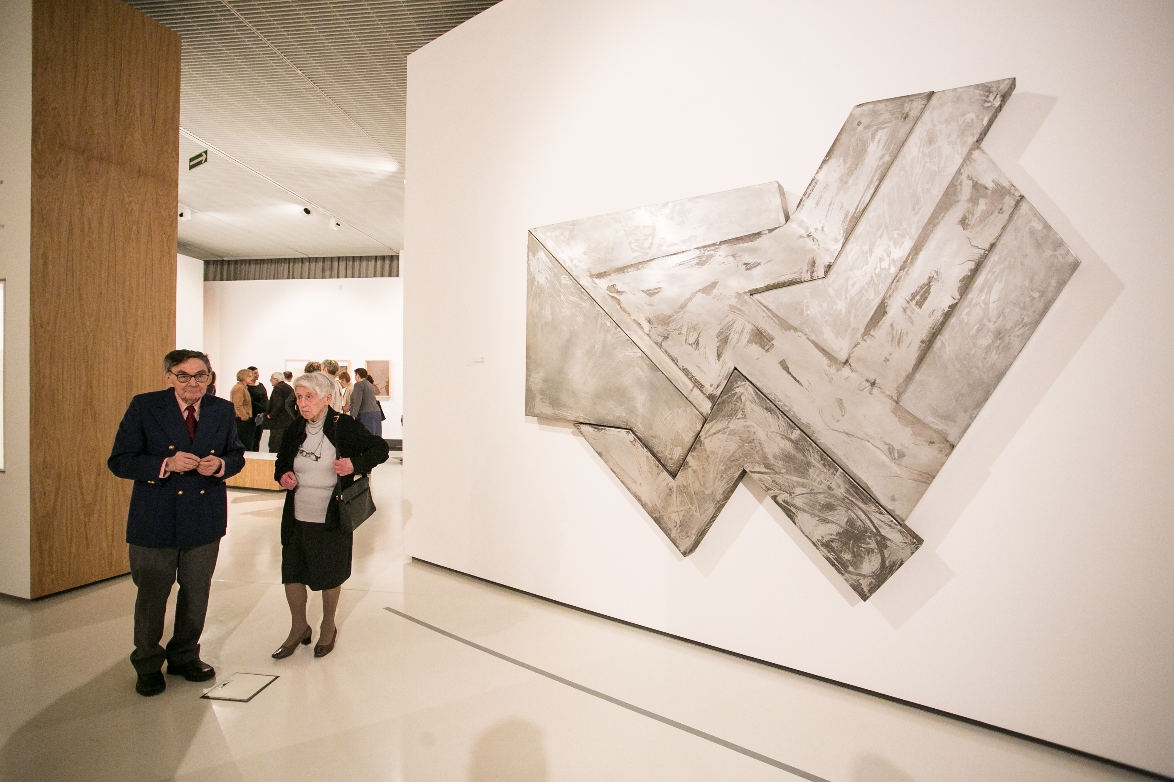 Maria Piechotkowa w towarzystwie Mariana Turskiego ogląda wystawę "Frank Stella i synagogi dawnej Polski"