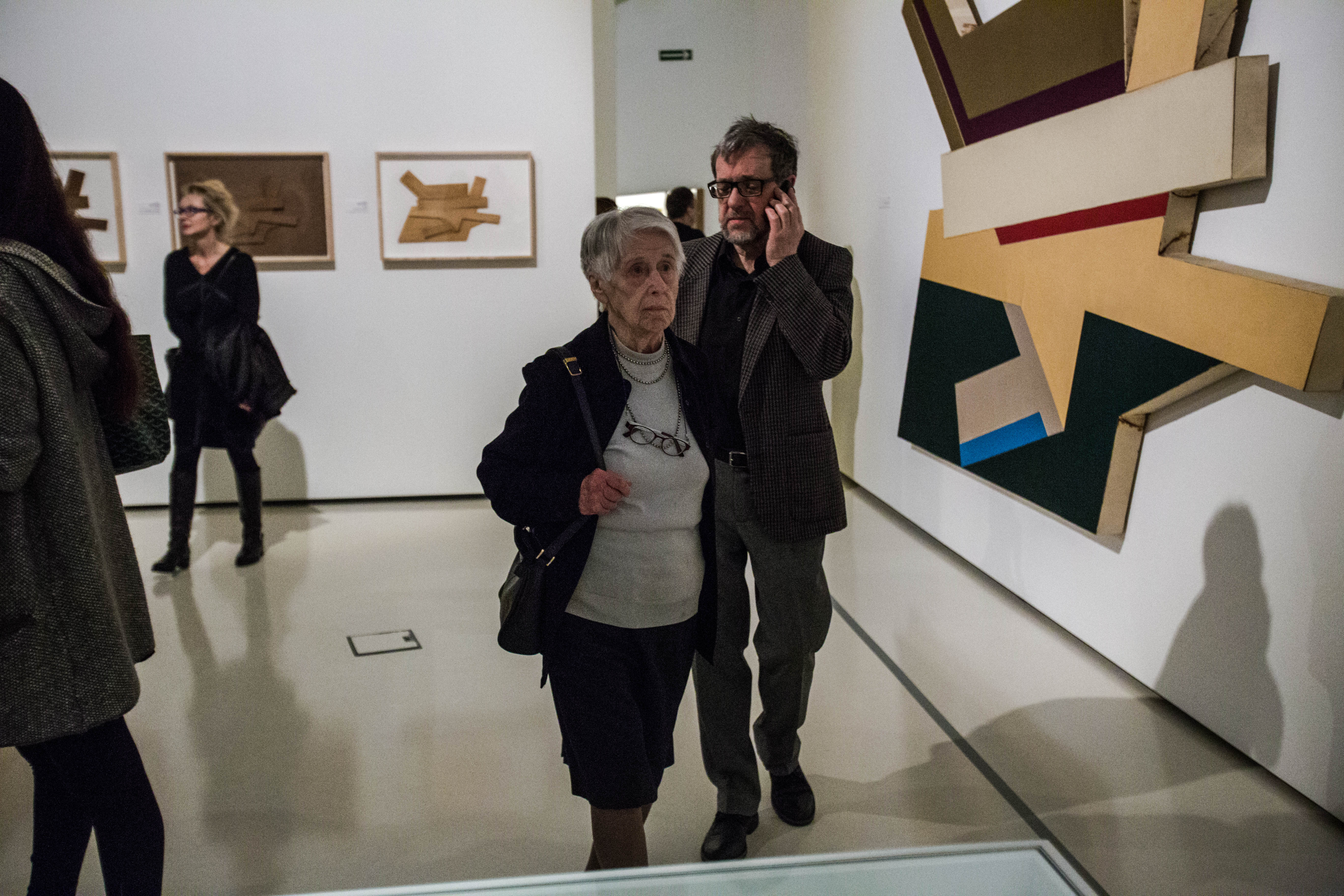 Maria Piechotkowa ogląda wystawę "Frank Stella i synagogi dawnej Polski"