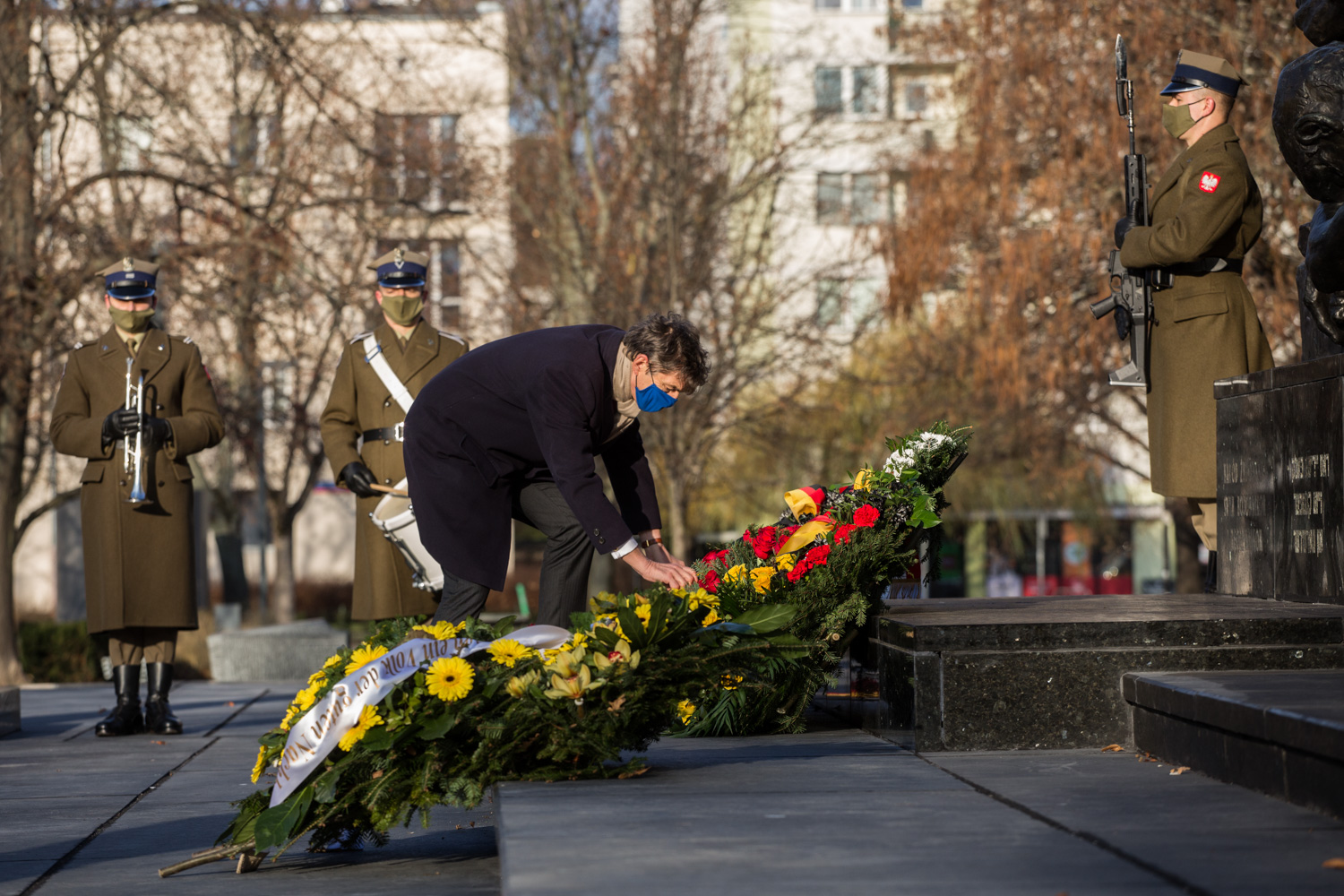 Ambasador Niemiec w Polsce Arndt Freytag von Loringhoven składa wieniec pod pomnikiem Bohaterów Getta w Warszawie