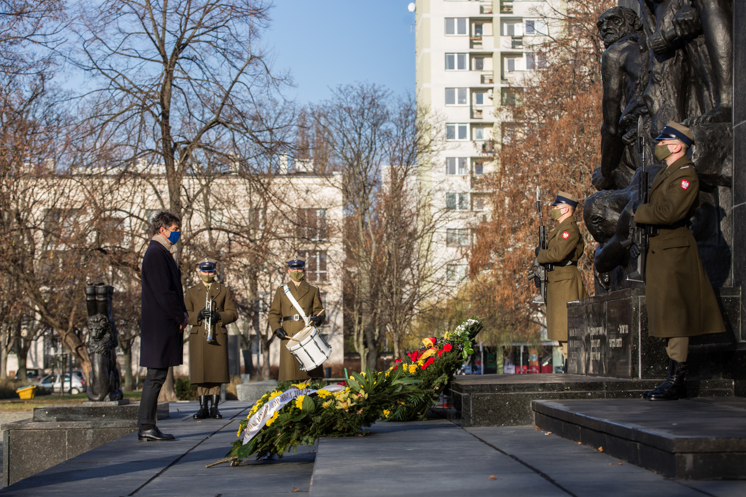 Ambasador Niemiec w Polsce Arndt Freytag von Loringhoven składa wieniec pod pomnikiem Bohaterów Getta w Warszawie