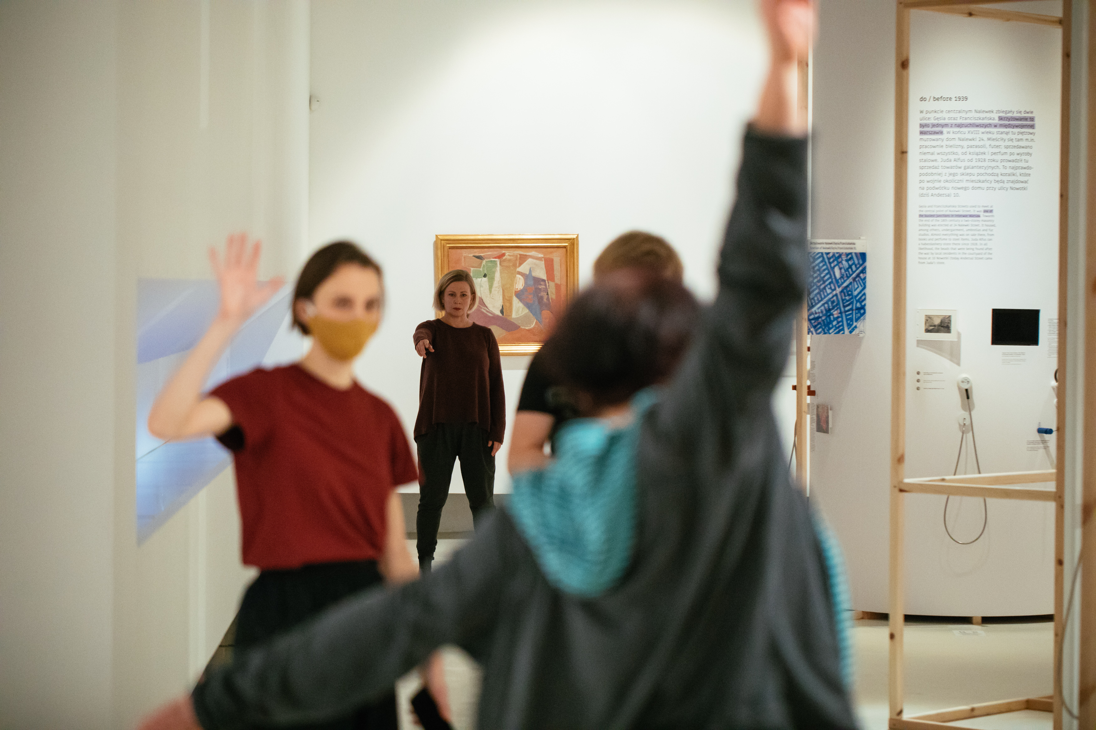 Kilka osób w tanecznych pozach w przestrzeni wystawy "Tu Muranów"