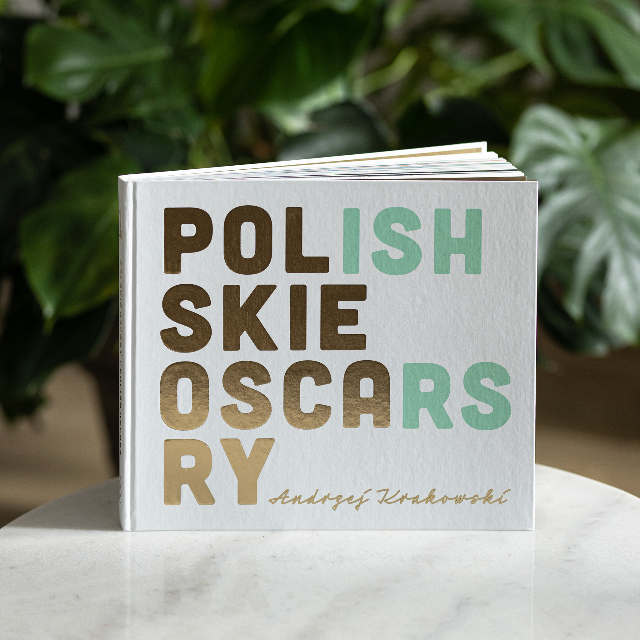 Na obrazie widzimy zdjęcie okładki książki Andrzeja Krakowskiego "Polskie Oskary/Polish Oscars"
