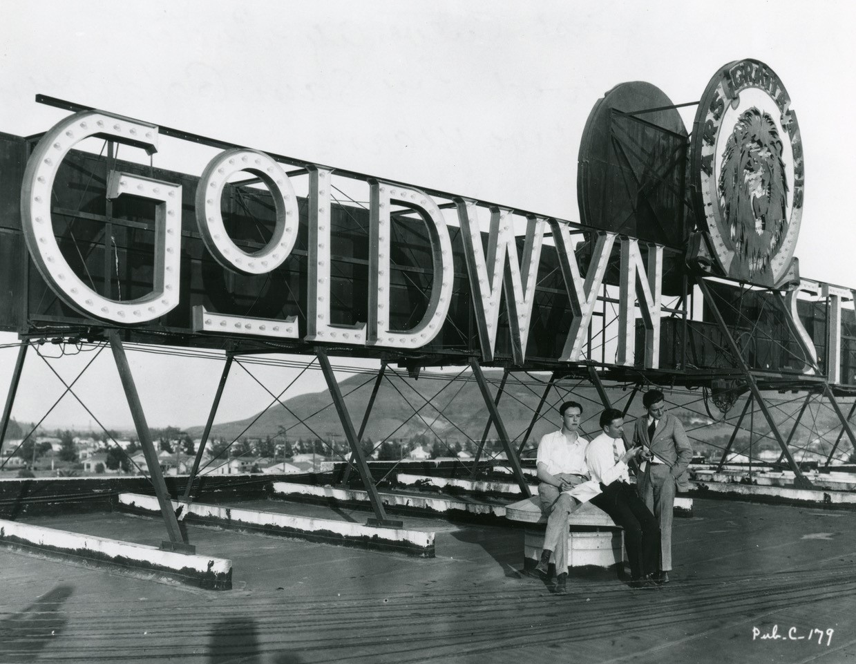 Na obrazie widzimy neon Goldwyn Studios Znak.