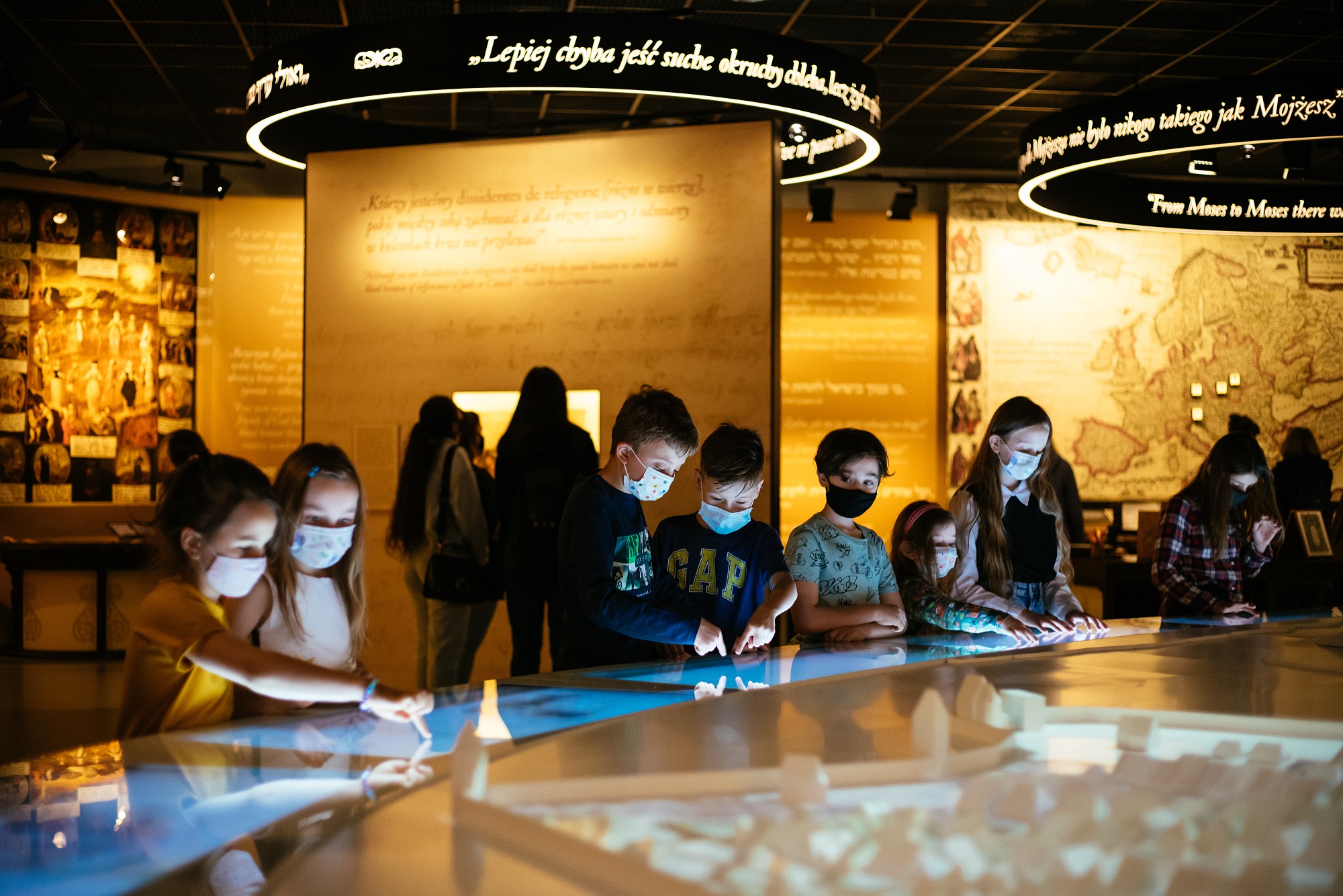 Grupa dzieci w wieku szkolnym podczas zwiedzania wystawy stałej Muzeum.
