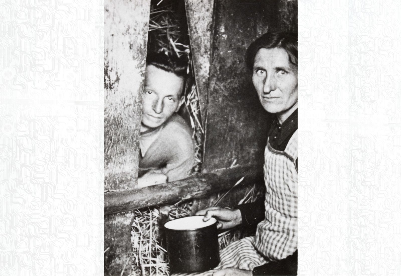 Abram Grinbaum z Heleną Garbarek która wraz z mężem Władysławem ukrywała go przez trzy lata. Widoczna kryjówka. Gąbin ok. 1945