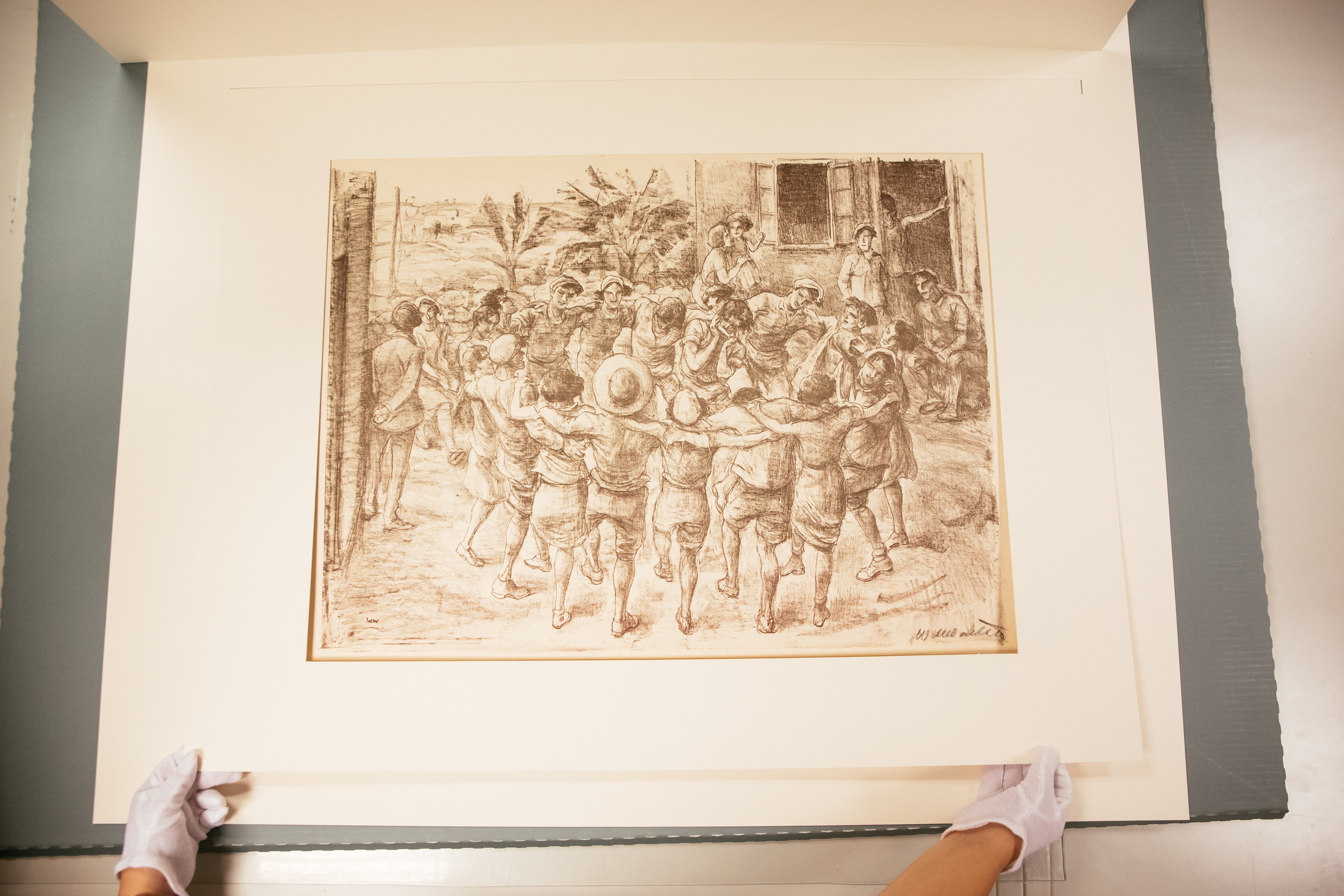 Odbitka litograficzna przedstawiająca grupę młodych osób tańczących w kręgu wokół mężczyzny grającego na harmonijce ustnej.