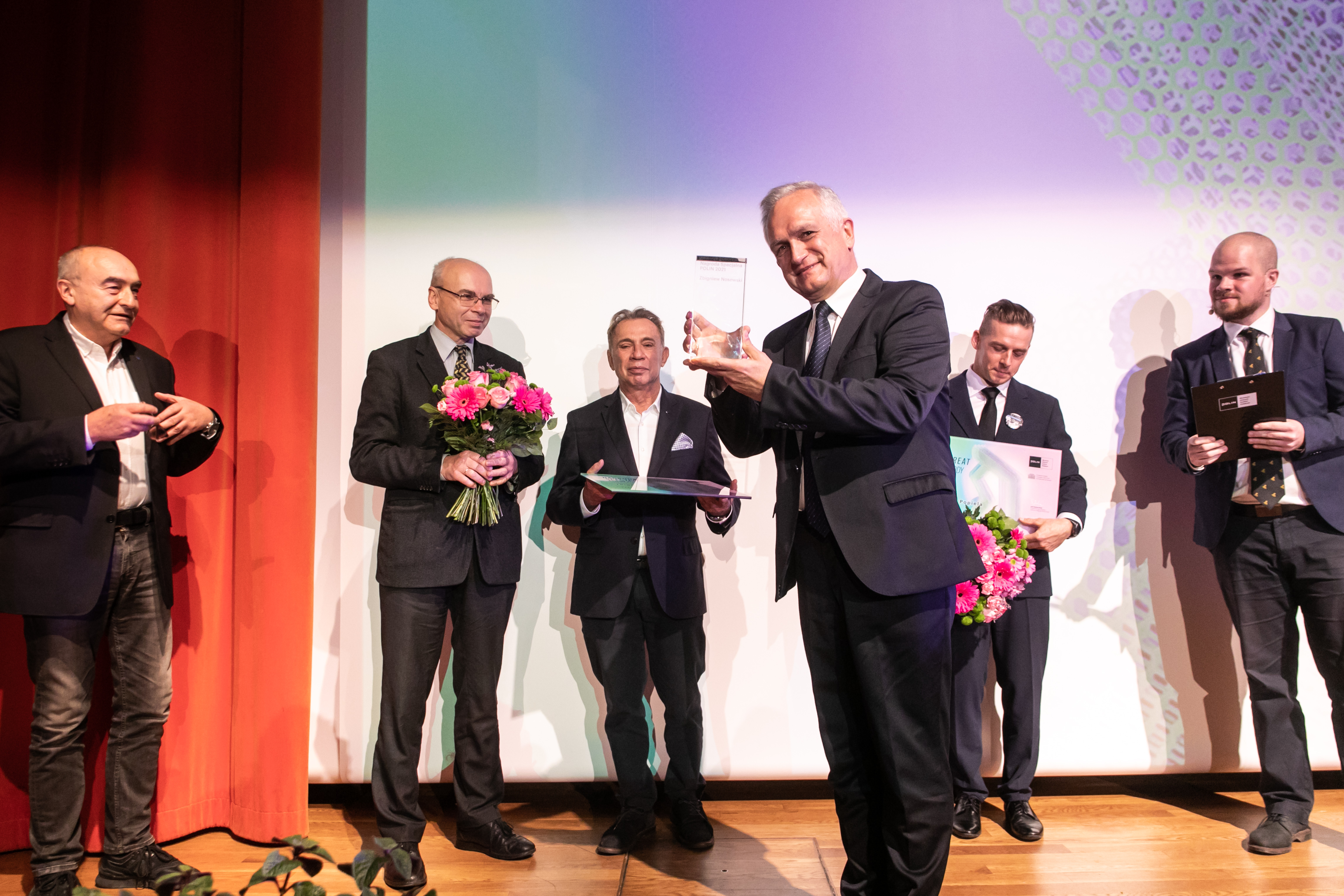 Zbigniew Nosowski - laureat Nagrody Specjalnej w konkursie Nagroda POLIN 2021 - odbiera statuetkę