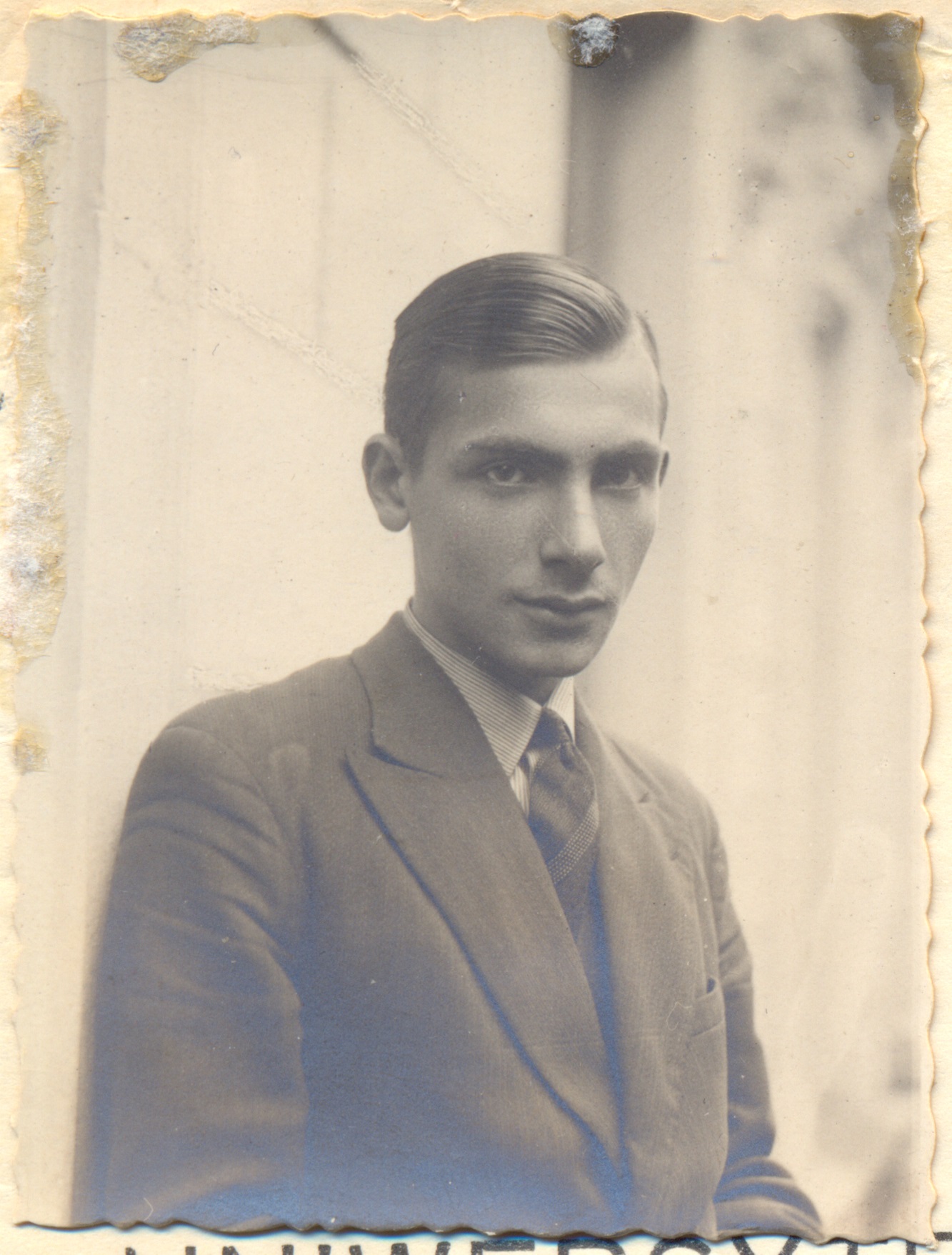 Stara fotografia portretowa Józefa Rotblata. Młody mężczyzna w garniturze.