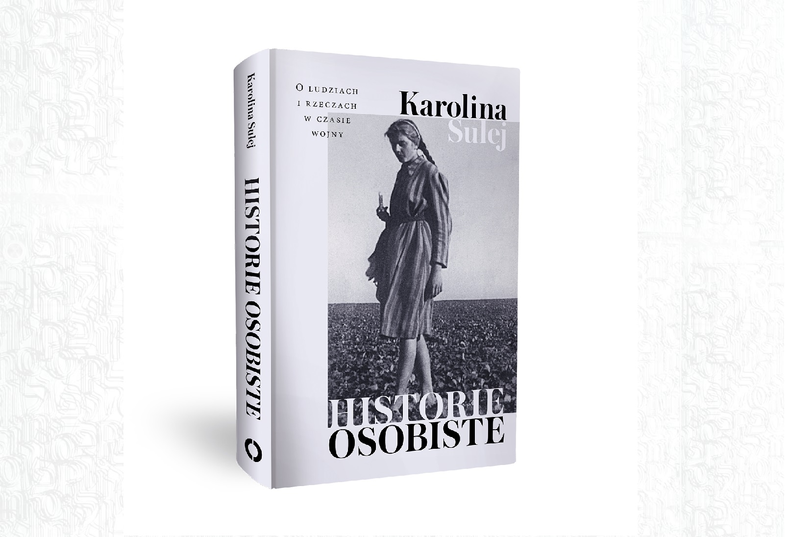 Książka Karoliny Sulej "Historie osobiste". Na czarno-białym zdjęciu kobieta z warkoczem ubrana w sukienkę.