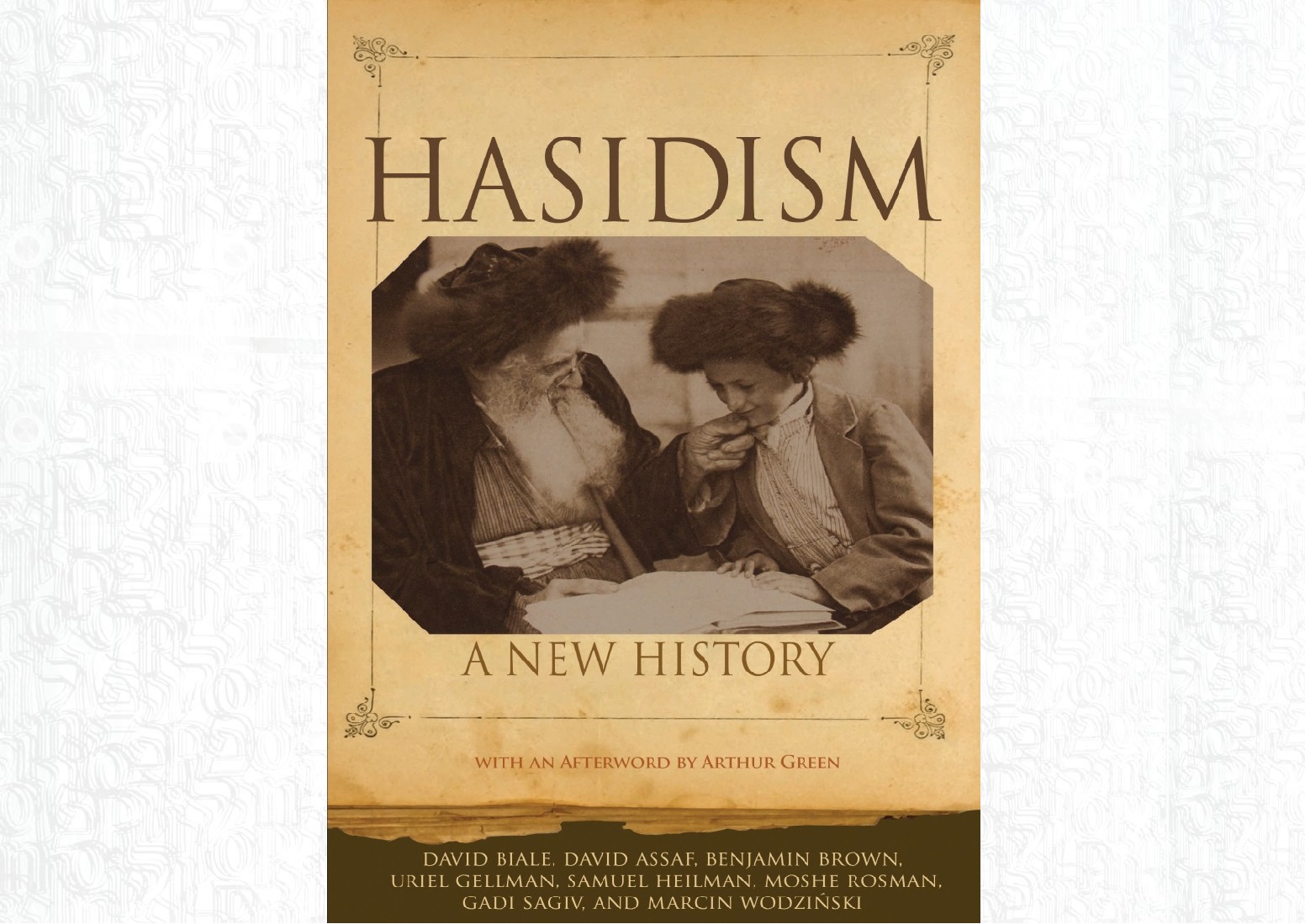 Okładka książki Hasidism. A new history. Na okładce dwóch Żydów - młodszy i starszy z brodą w czarnych, futrzastych czapkach.