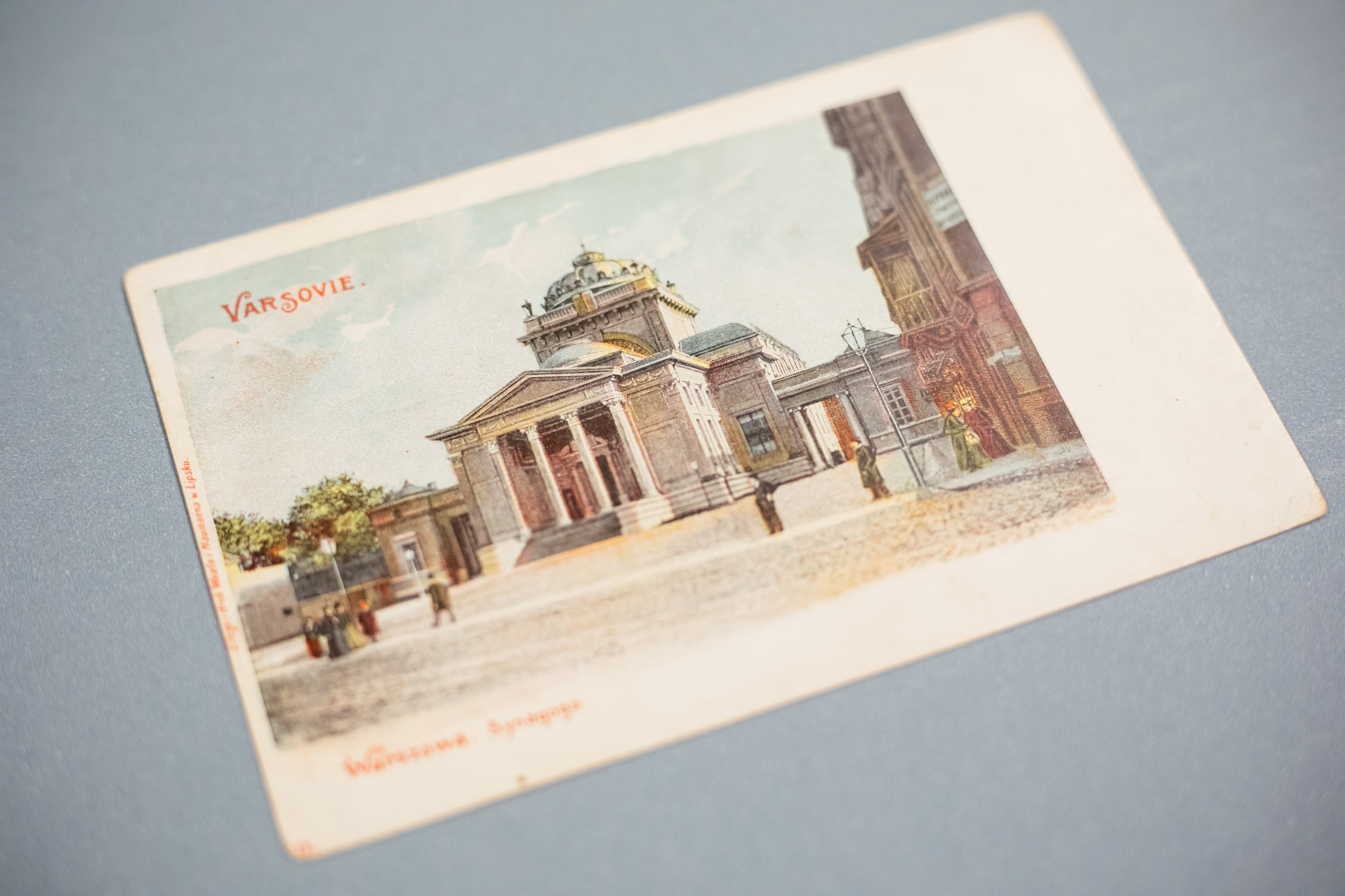 Pocztówka przedstawia Wielką Synagogę na Tłomackiem w Warszawie.