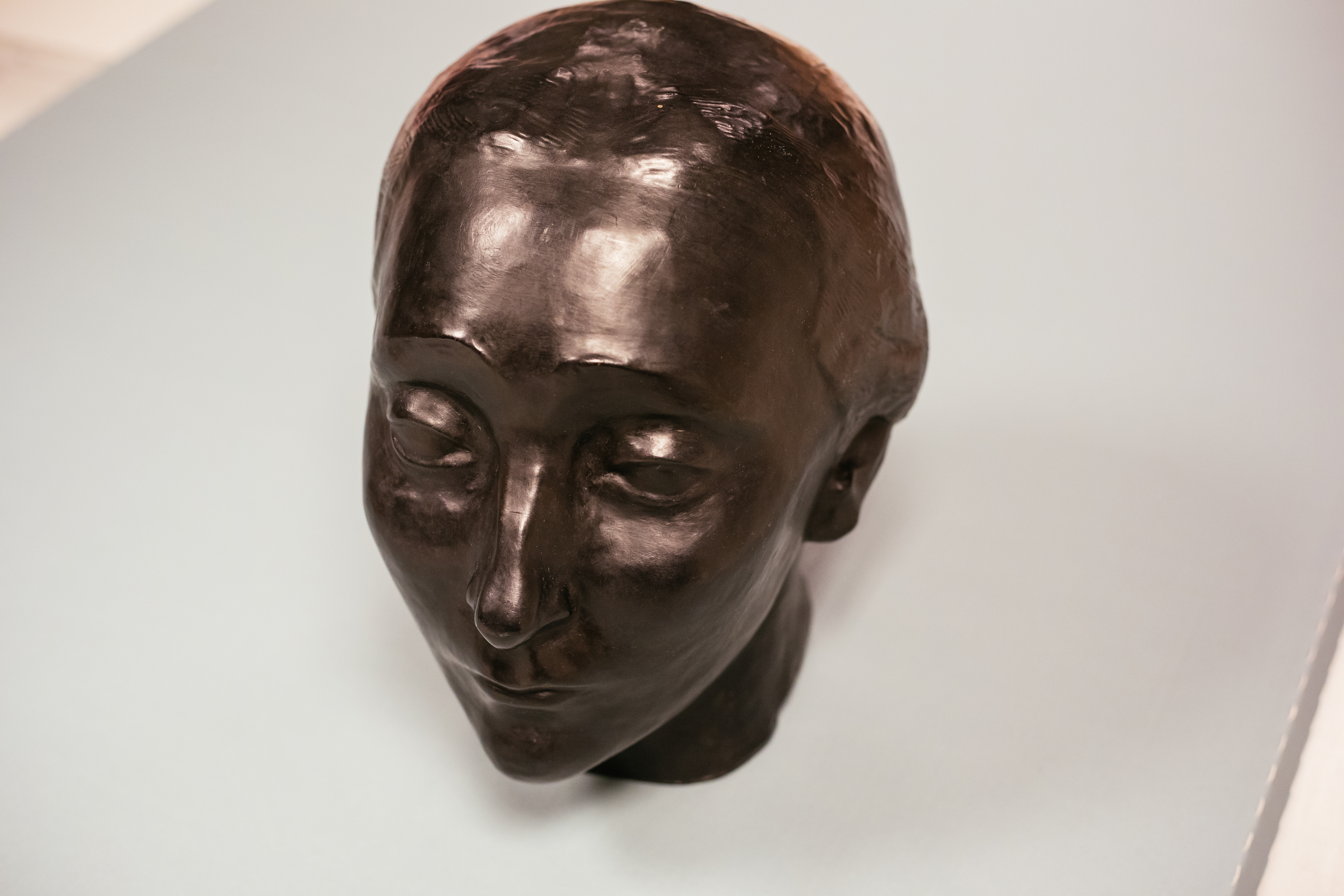 Rzeźba z brązu przedstawia głowę Giny Szwarc.