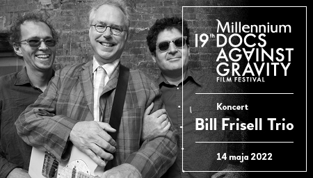 Na zdjęciu Bill Frisell Trio - obok napis 19. Millenium Docs Against Gravity, koncert Bill Frisell Trio, 14 maja 2022.