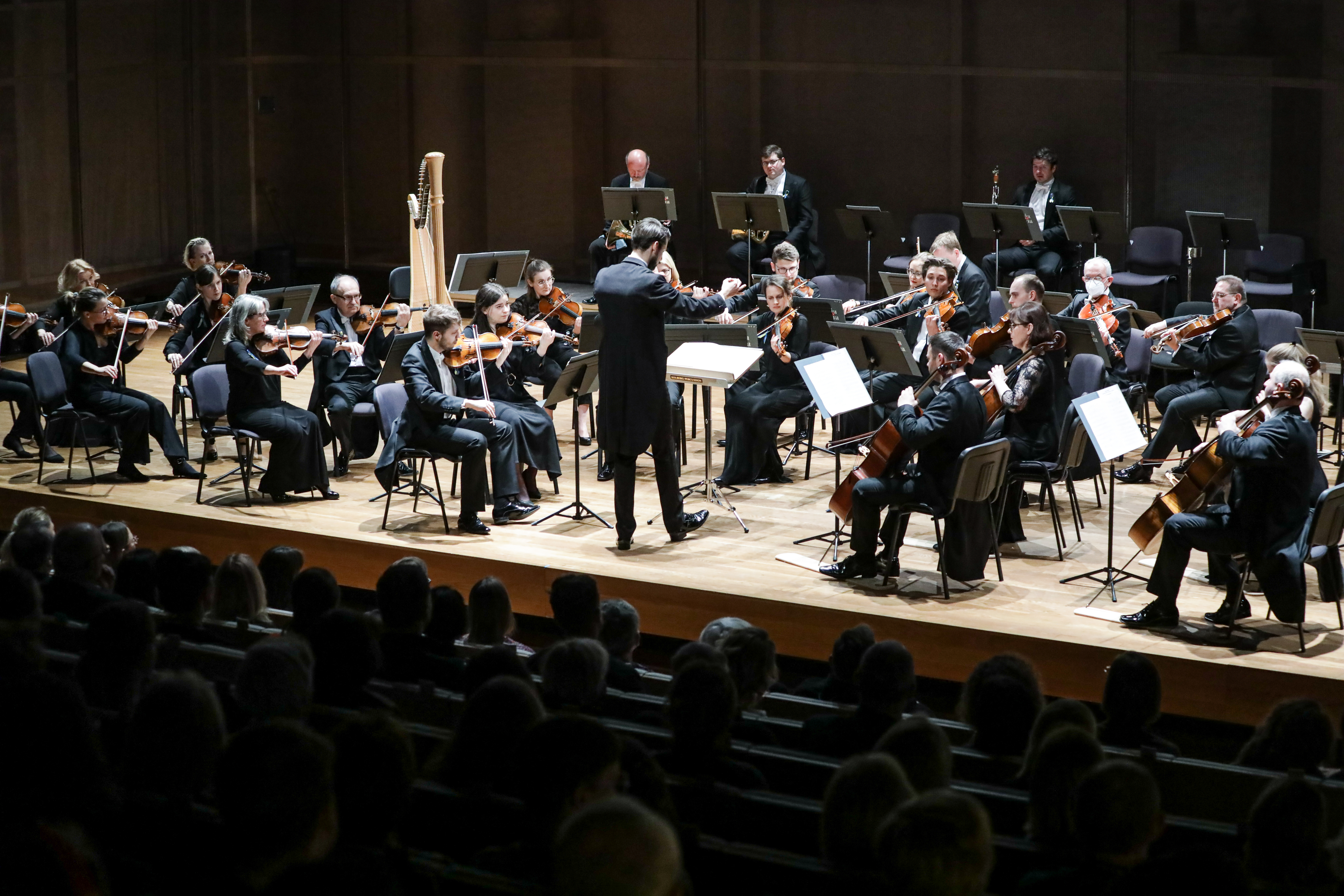 Orkiestra Sinfonia Varsovia i dyrygent Yaroslav Shemet na scenie podczas koncertu Solidarni z Ukrainą w Muzeum POLIN.