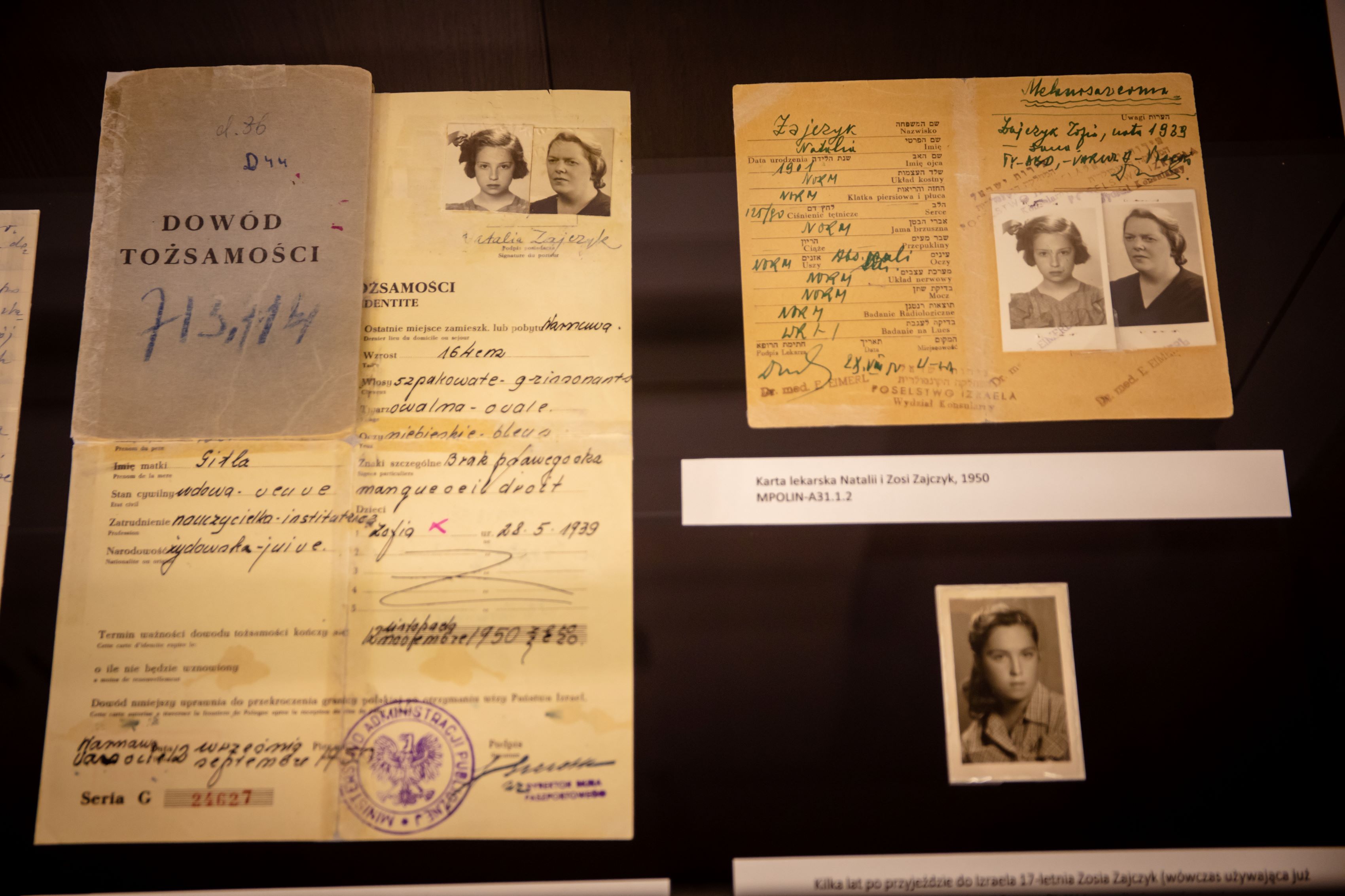 Pamiątki rodzinne Zajczyków w Centrum Informacji Historycznej w Muzeum POLIN. Wśród nich dowód tożsamości i zdjęcie Natalii Zajczyk, karta lekarska Natalii i Zofii Zajczyk.