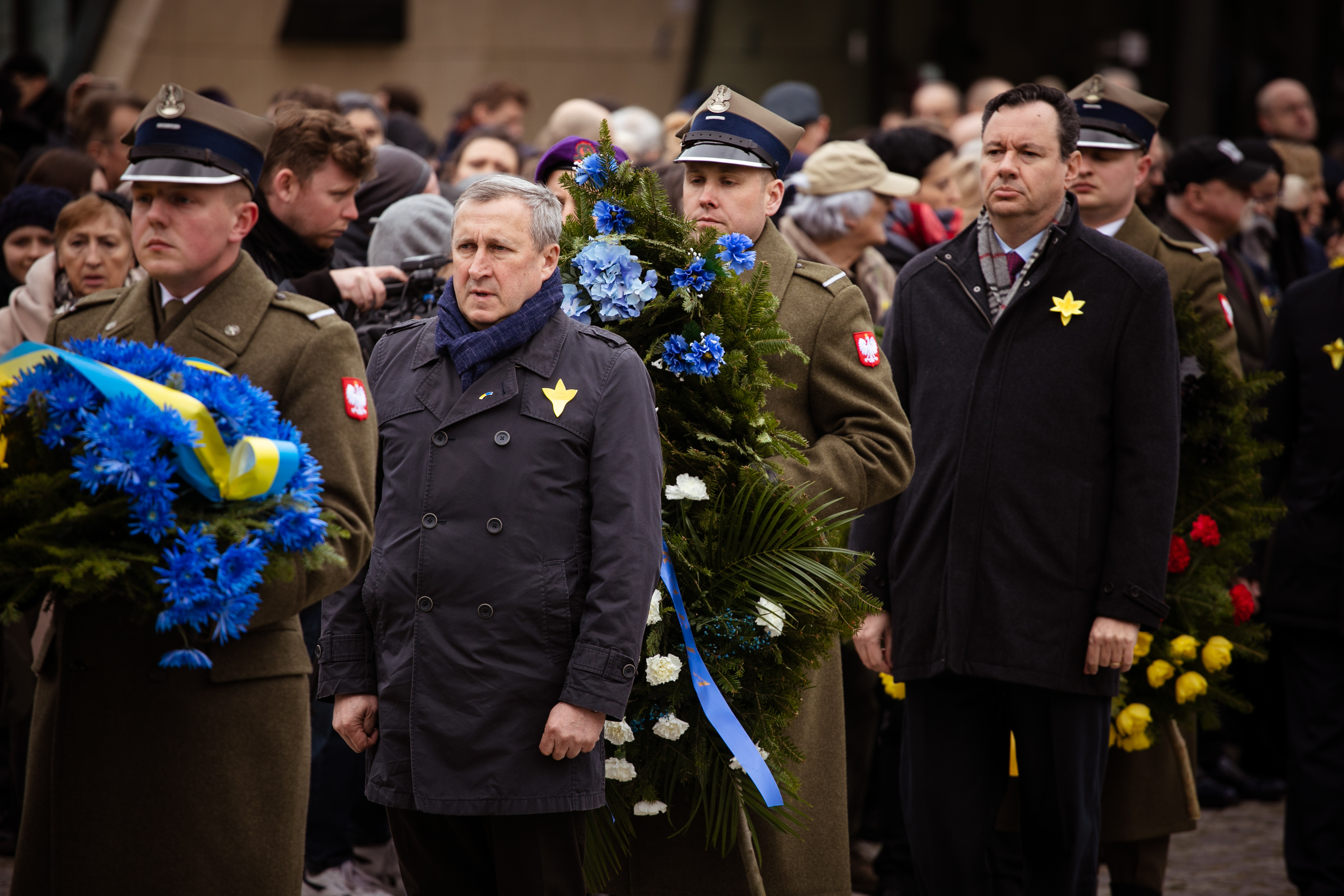 Akcja Żonkile 2022. Ambasador Ukrainy i Izraela w asyście żołnierzy składają wieńce pod Pomnikiem Bohaterów Getta.