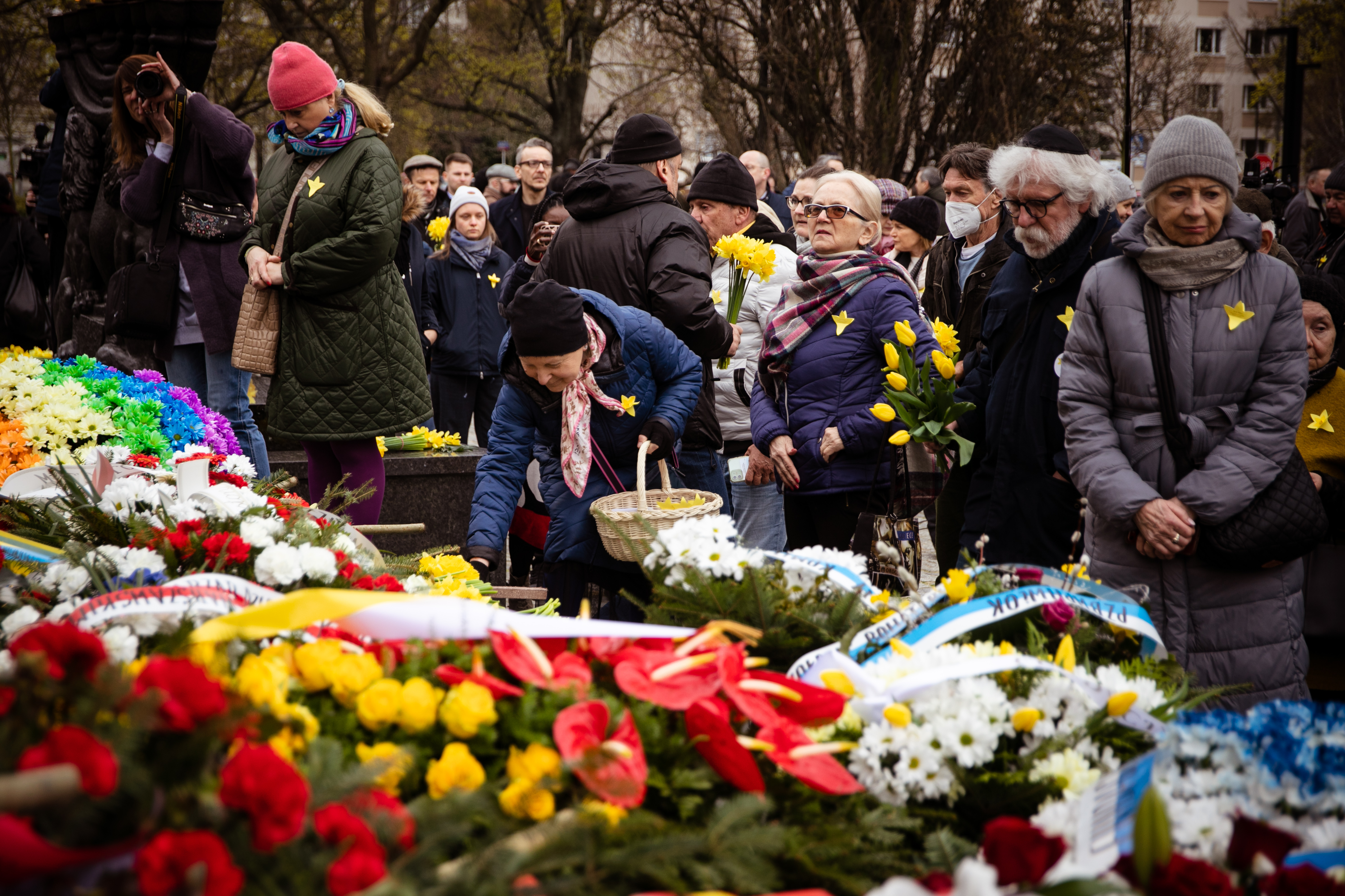 Warszawiacy składają kwiaty pod Pomnikiem Bohaterów Getta, 19 kwietnia 2022 r.