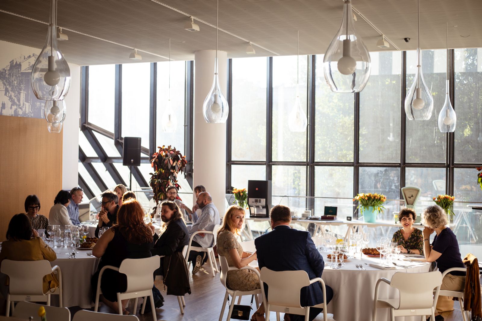 Goście siedzą przy stolikach podczas wydarzenia organizowanego przez Centrum Konferencyjne POLIN w restauracji "Warsze".