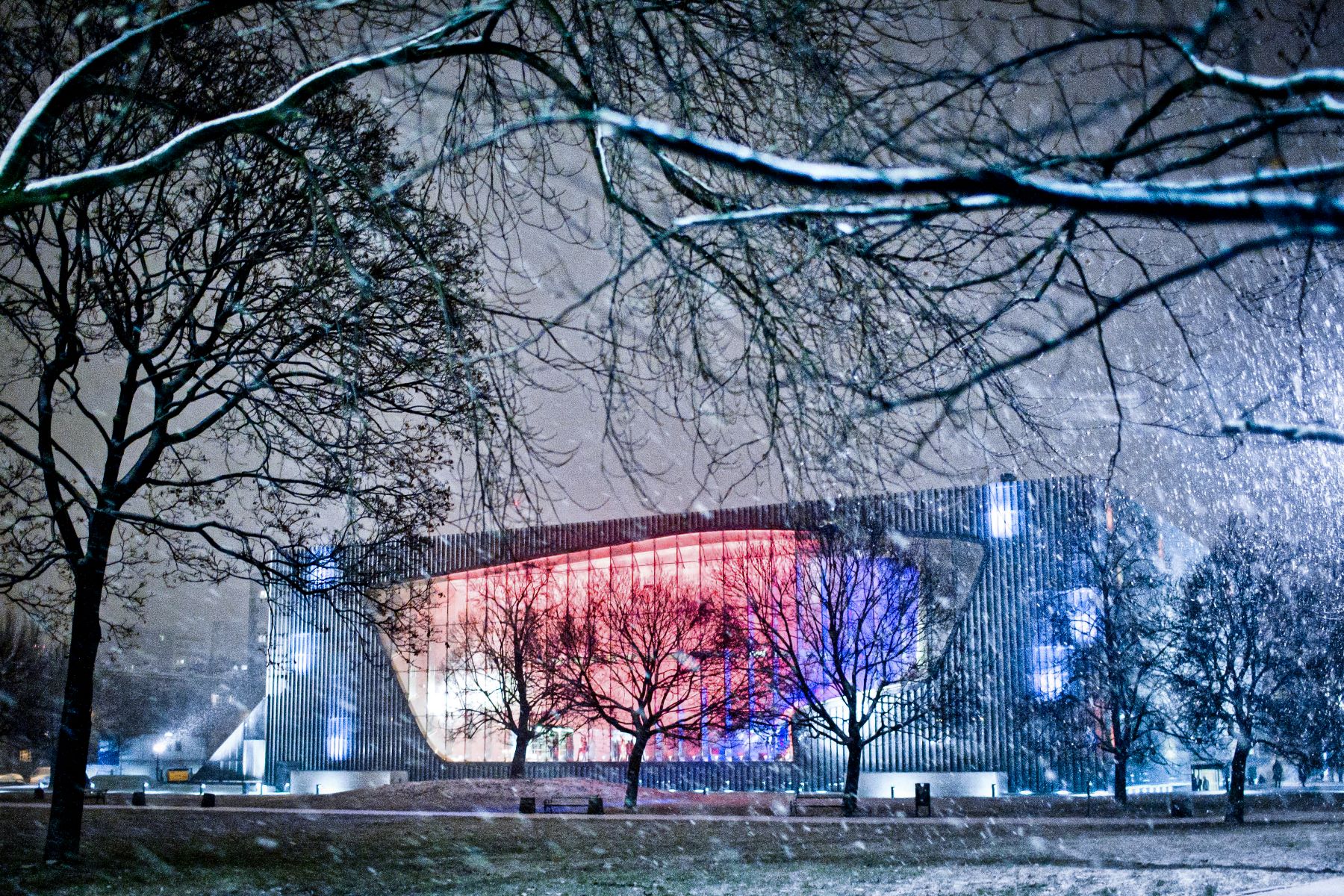 Podświetlony budynek Muzeum POLIN zimą.