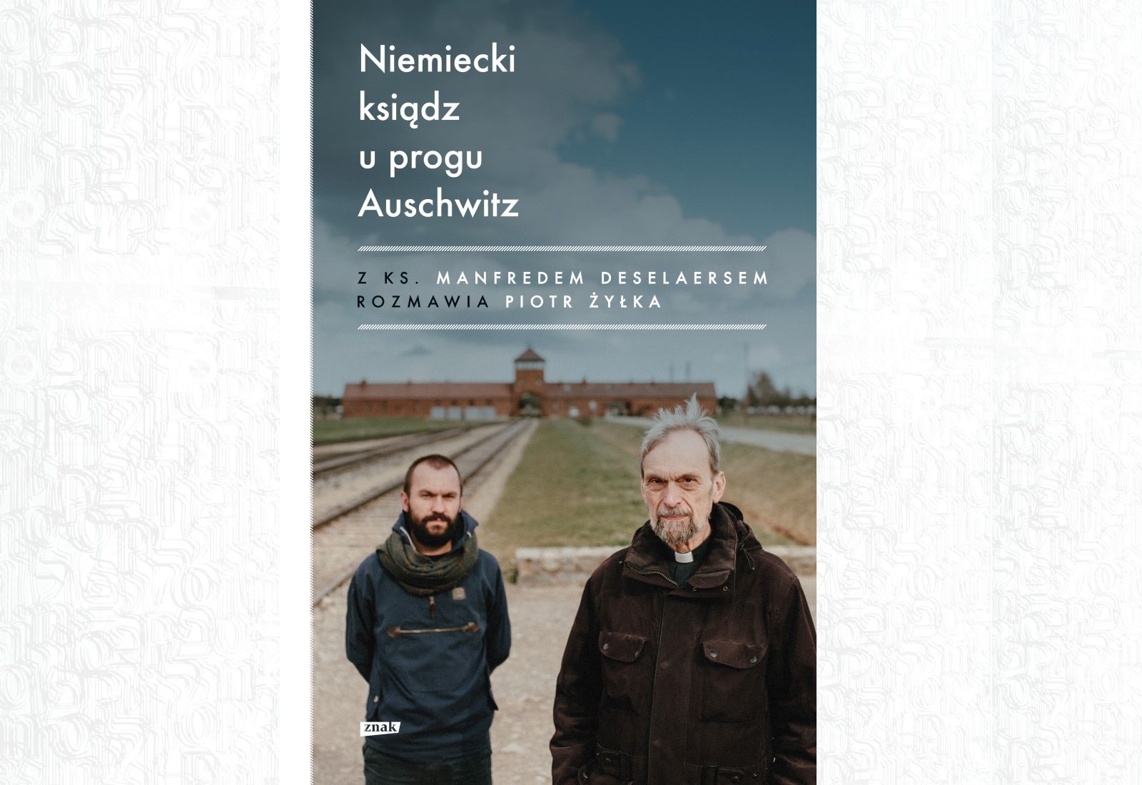 Piotr Żyłka i ks. Manfred Deselaers na okładce książki "Niemiecki ksiądz u progu Auschwitz". W tle tory kolejowe i barak obozowy.
