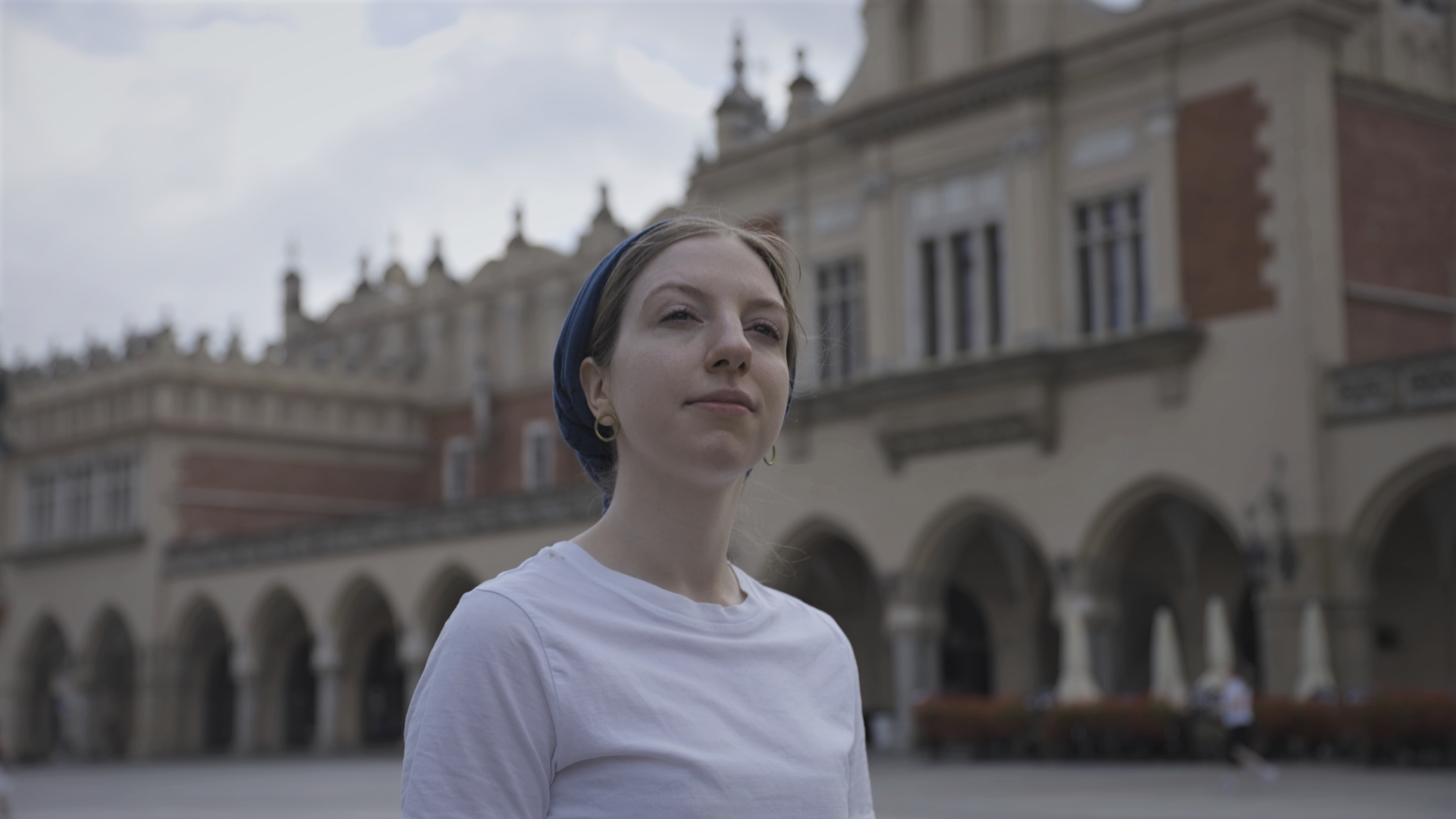 Ala, bohaterka filmu, spaceruje po Rynku Głównym w Krakowie. W tle widać Sukiennice.