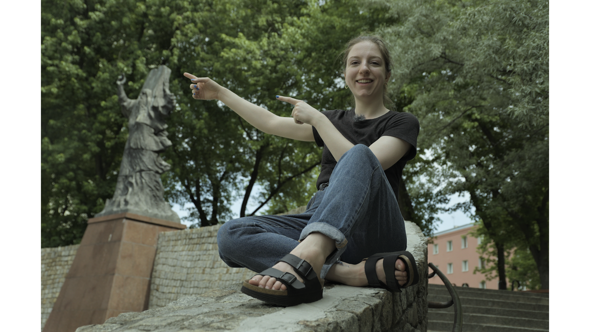 Ala, bohaterka filmu, siedzi na murku w parku Staromiejskim w Łodzi. W tle widoczny pomnik Mojżesza.
