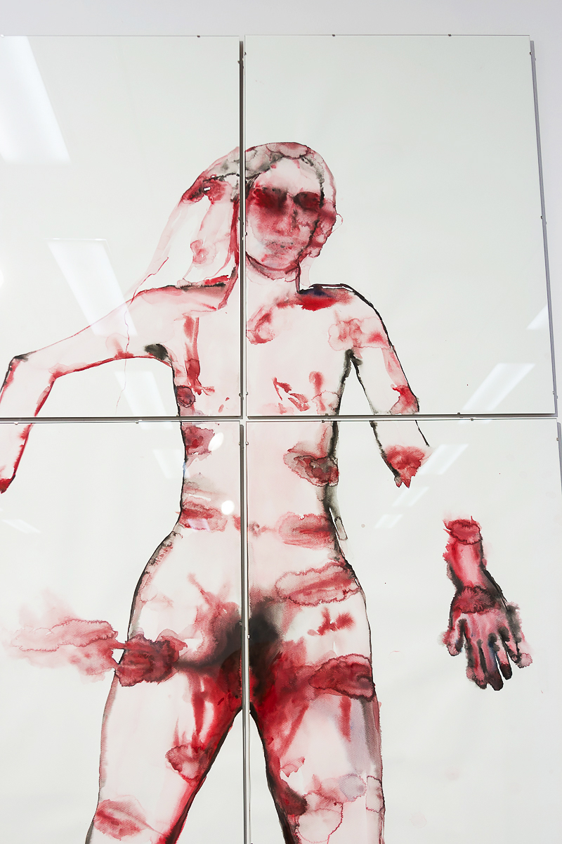 Kobieta cała we krwi, z odciętą ręką, wydrapanymi oczami, krwawą dziurą na narządzach płciowych.