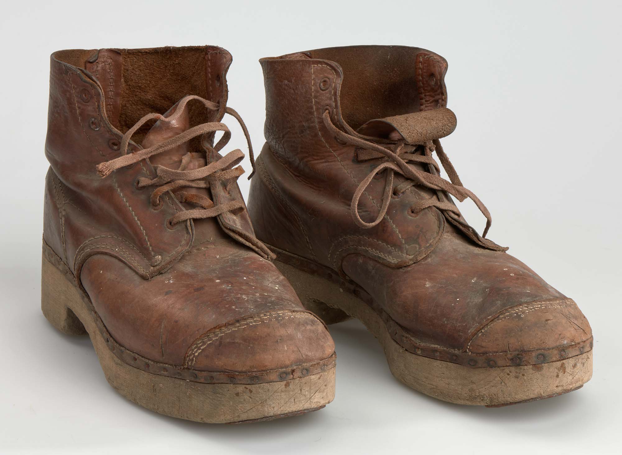 Para butów Marka Oberländera ze zbiorów Muzeum POLIN.
