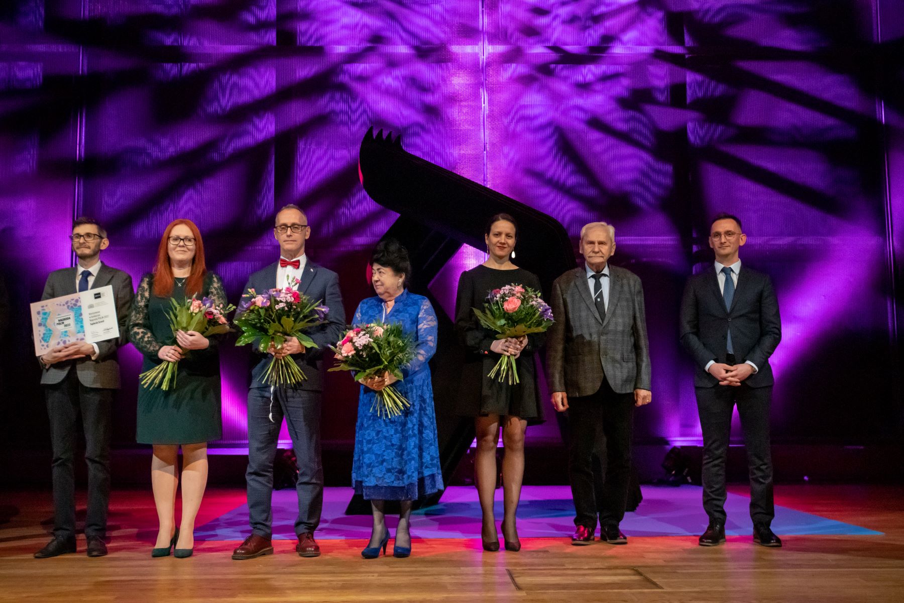 Przedstawiciele Sądeckiego Sztetla odbierają wyróżnienie podczas gali Nagroda POLIN 2022. Stoją na scenie w audytorium.