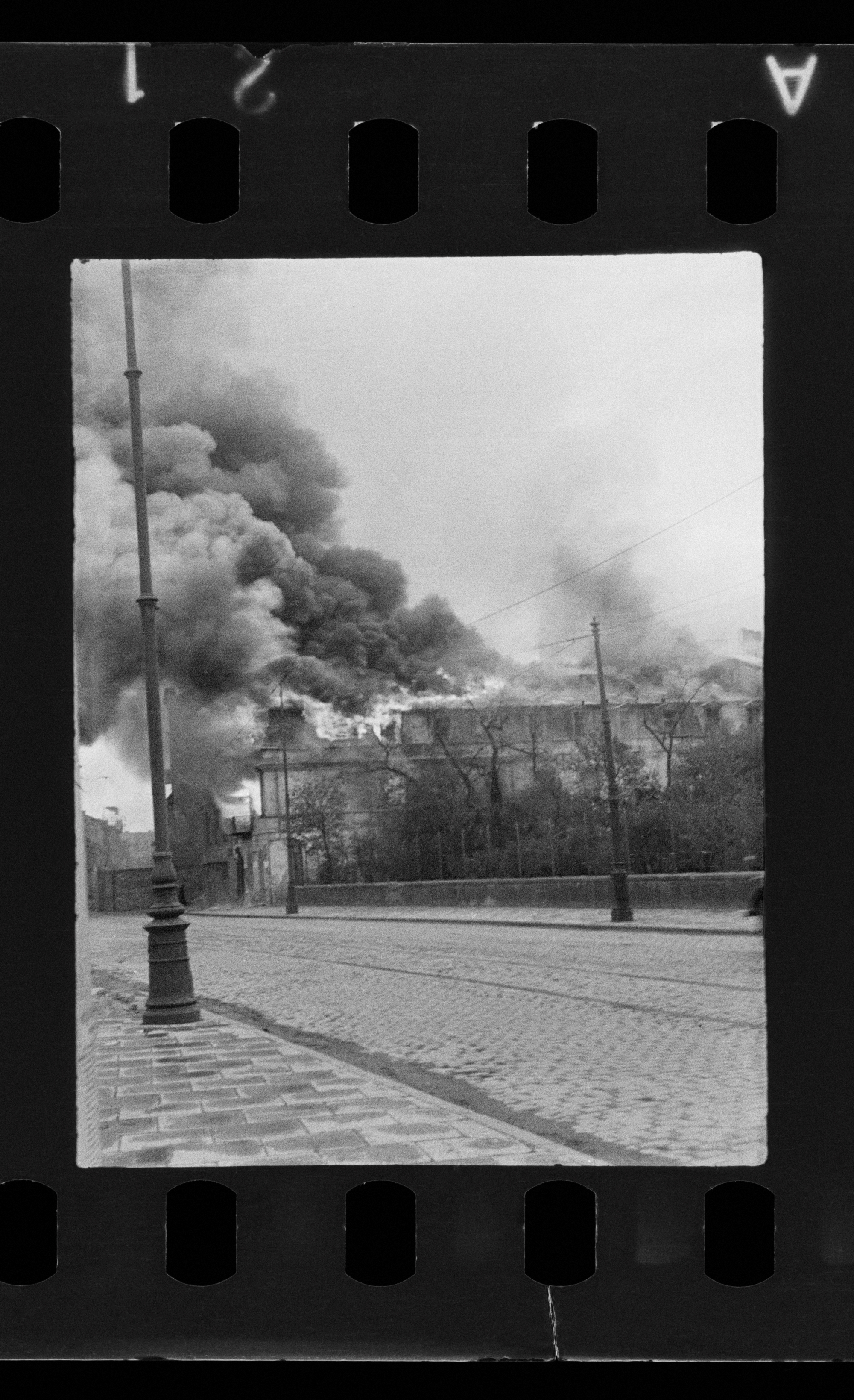 Ulica Nalewki, przy Ogrodzie Krasińskich. Dym nad gettem warszawskim. / Nalewki Street next to Ogród Krasińskich. The Ghetto in flames.