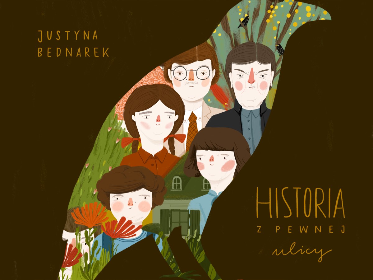 Na środku pięć osób stojących obok siebie - trzy w jednym, dwie w drugim rzędzie. Pośrodku nich dom, z boku ilustracji napisy: Justyna Bednarek, "Historia z pewnej ulicy".