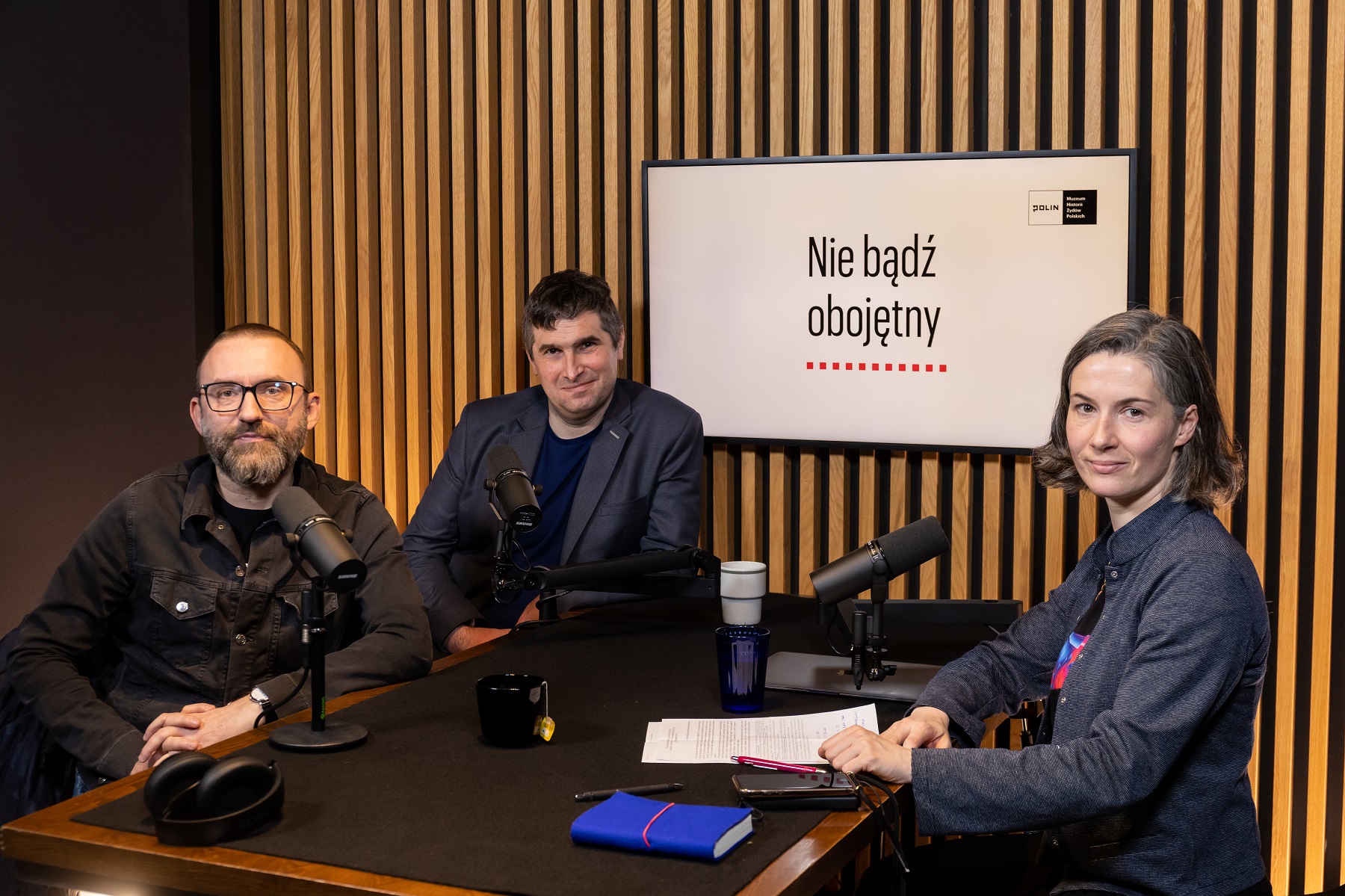 Karolina Wigura, Tomasz Stawiszyński i Piotr Stankiewicz siedzą w studiu podczas nagrania pierwszego podcastu "Nie bądź obojętny".