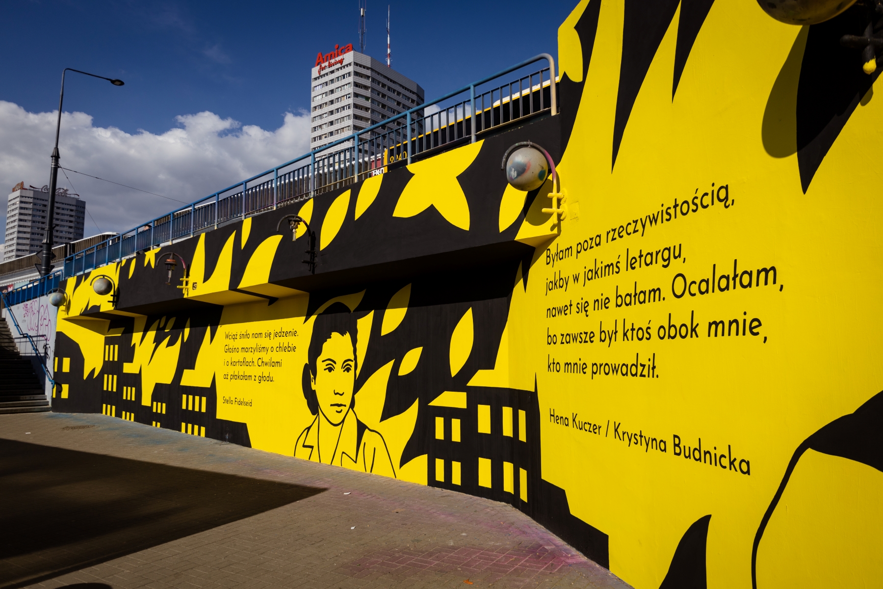 Ściana na tzw. patelni przy metrze Centrum w Warszawie. Podobizna i cytat Krystyny Budnickiej.