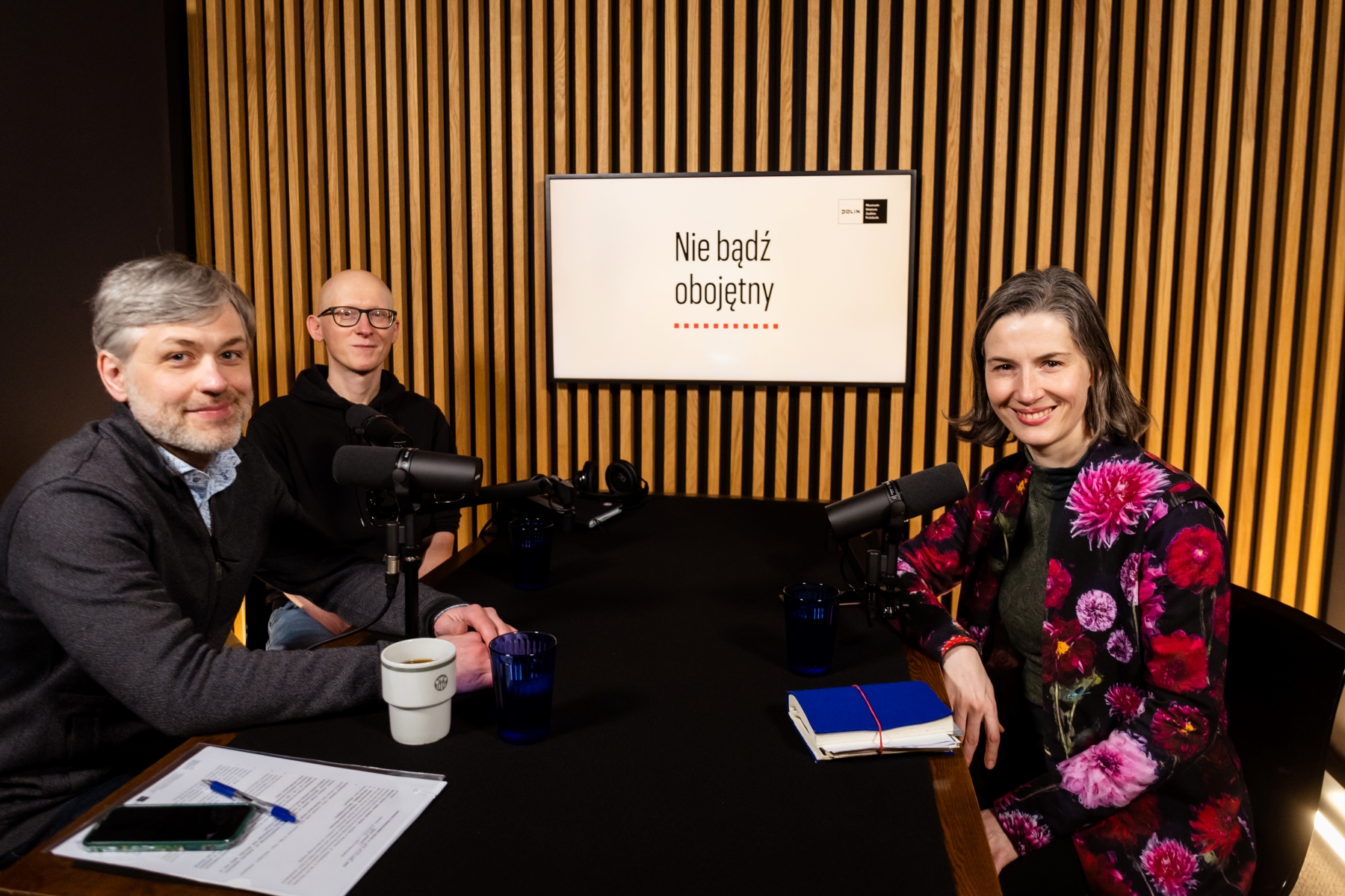 Karolina Wigura siedzi w studiu przy stole z Maciejem Górnym i Jarosławem Kuiszem podczas nagrania drugiego odcinka podcastu "Nie bądź obojętny"