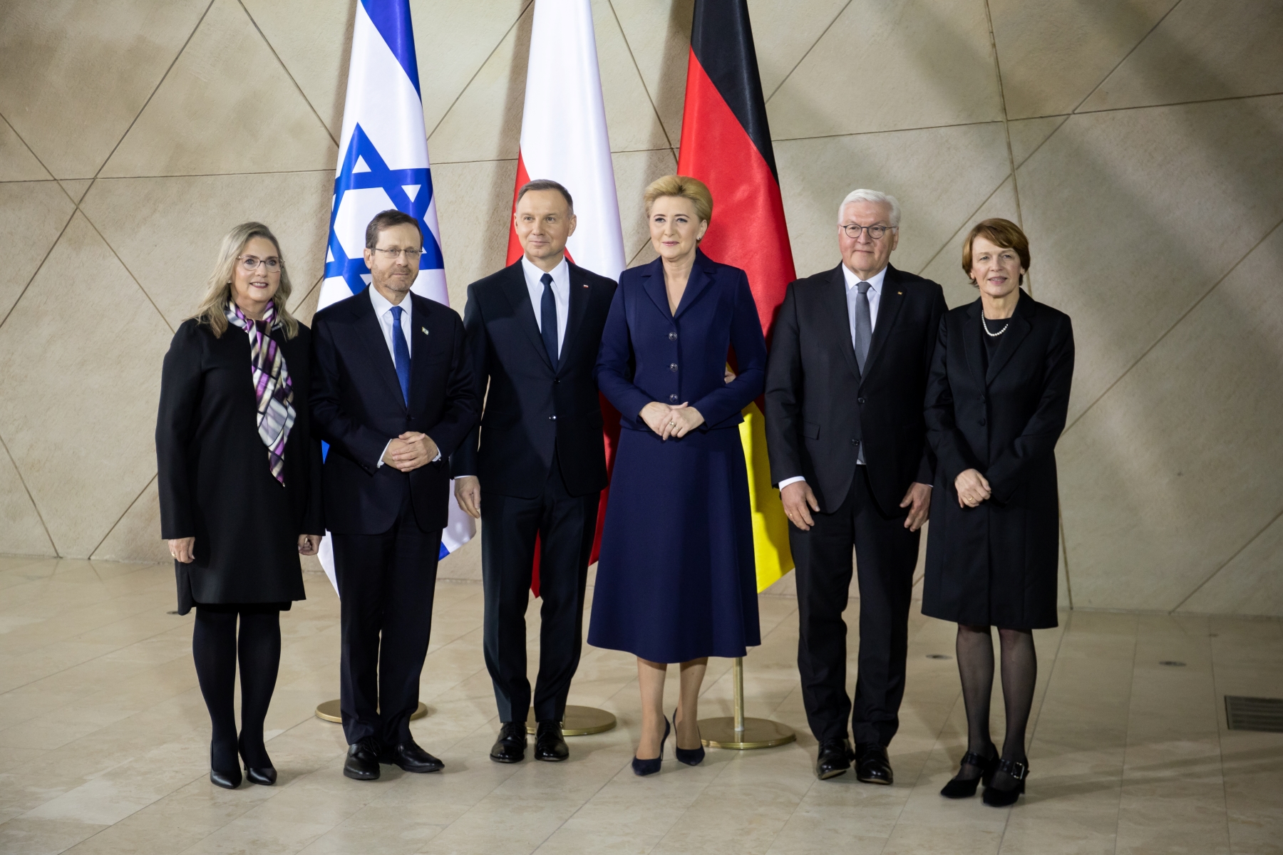 Hol główny Muzeum POLIN. Prezydenci Polski, Izraela i Niemiec wraz z pierwszymi damami. W tle flagi tych krajów.