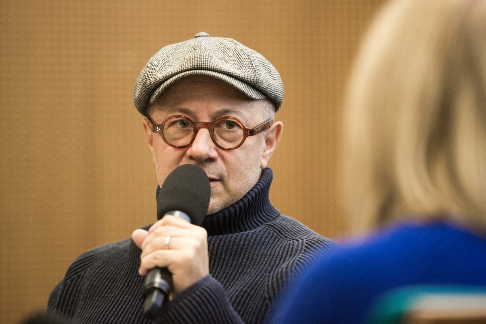 Mikołaj Grynberg mówi przez mikrofon podczas spotkania autorskiego w ramach kongresu Żydowskie Dziedzictwo Kulturowe.