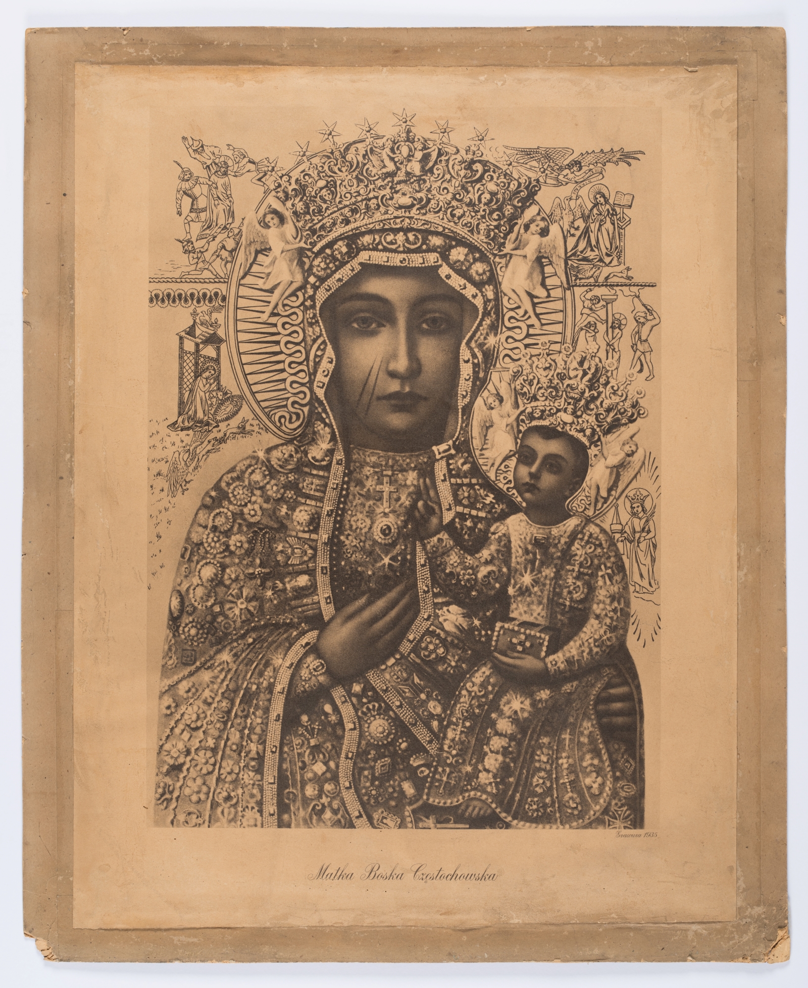 Wizerunek Matki Boskiej na odwrocie fotografii rodziny żydowskiej