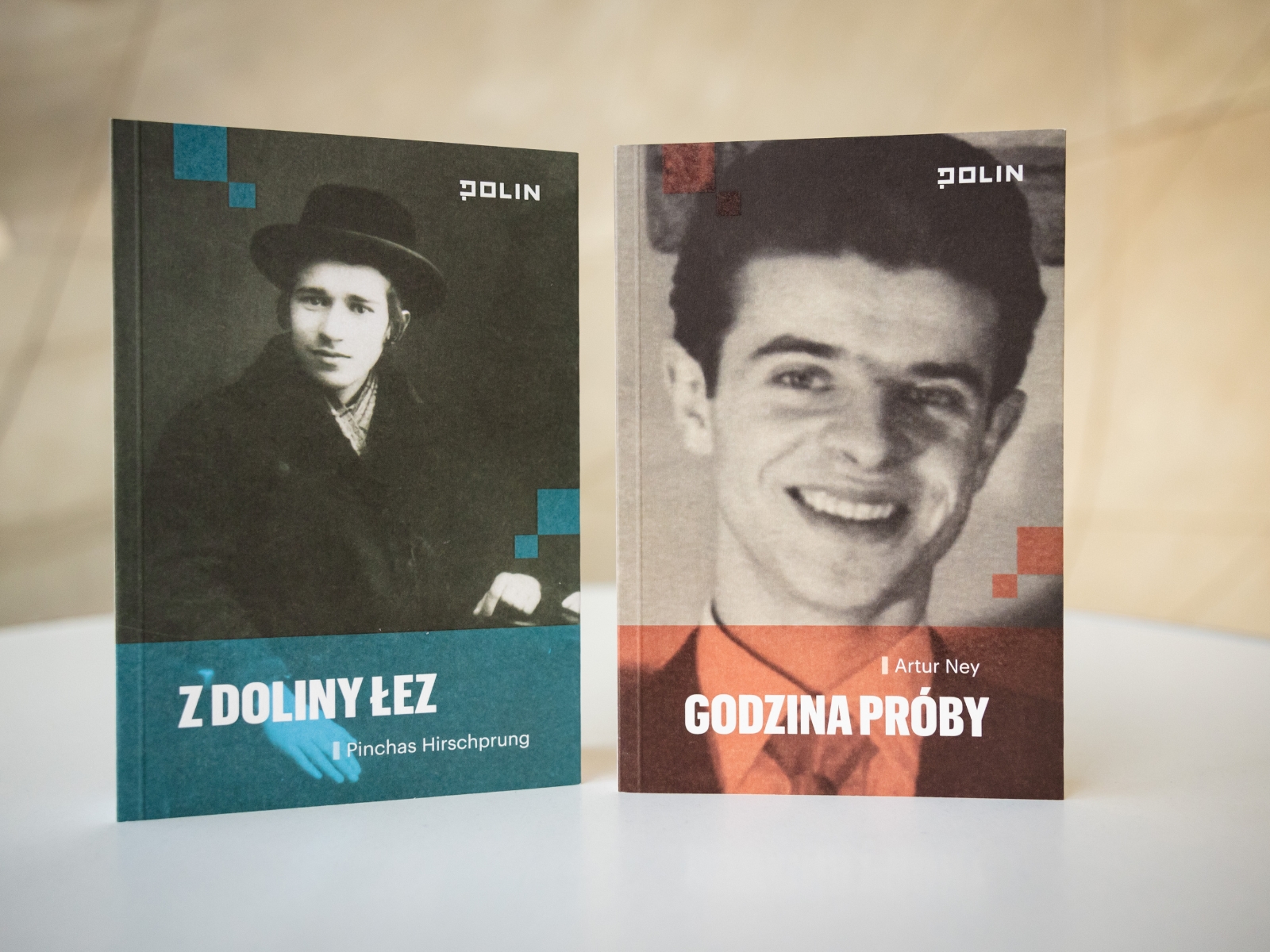 Dwie książki "Z doliny łez" i "Godzina próby" stoją na stole.