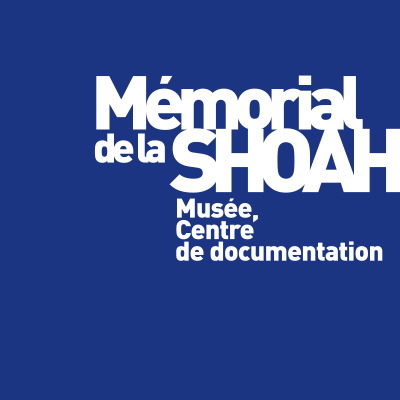 Logo Memorial de la Shoah: granatowy kwadrat, na nim biały napis