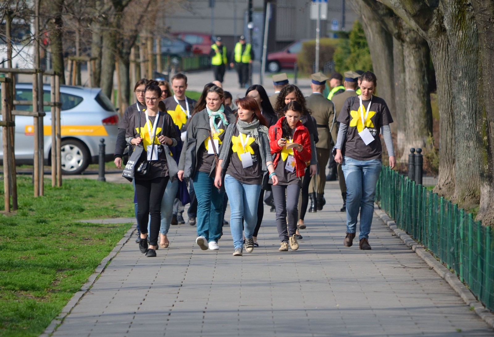 Grupa wolontariuszy idzie ulicą podczas akcji Żonkile. 